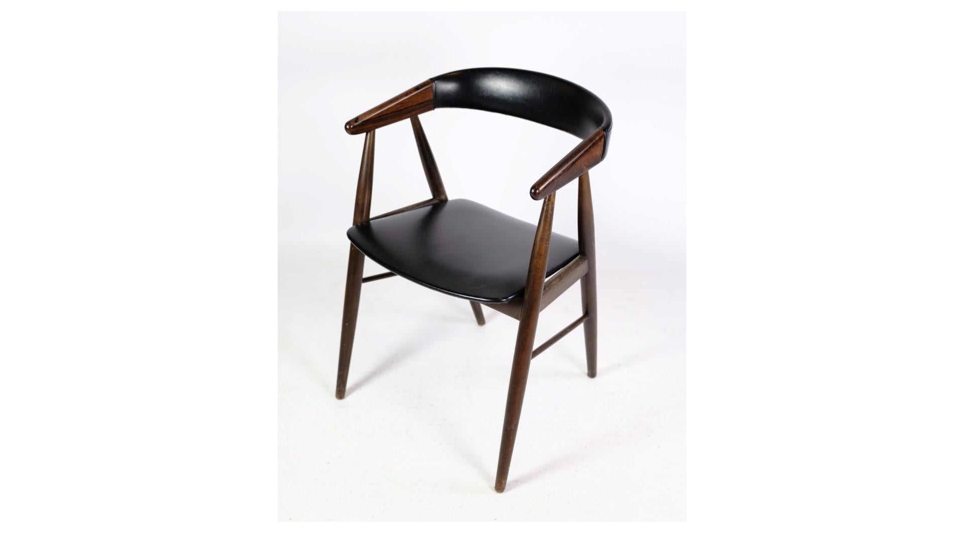 This set of four rosewood chairs, upholstered in sleek black leather, epitomizes the sophistication and craftsmanship of Danish mid-century design.

Designed by the renowned duo Aksel Bender and Ejnar Larsen, these chairs showcase their signature