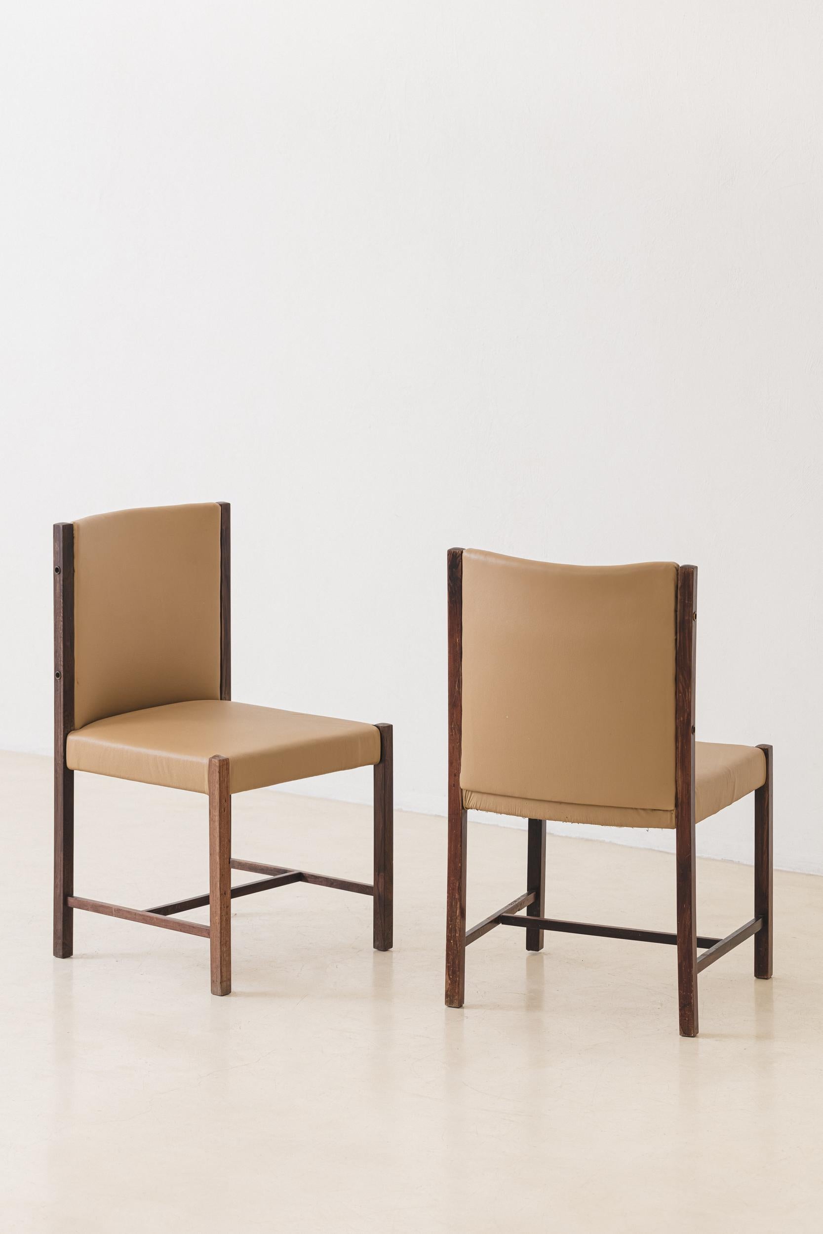 Mid-Century moderno Set di quattro sedie da pranzo in palissandro, design brasiliano del Medioevo, anni '60 in vendita