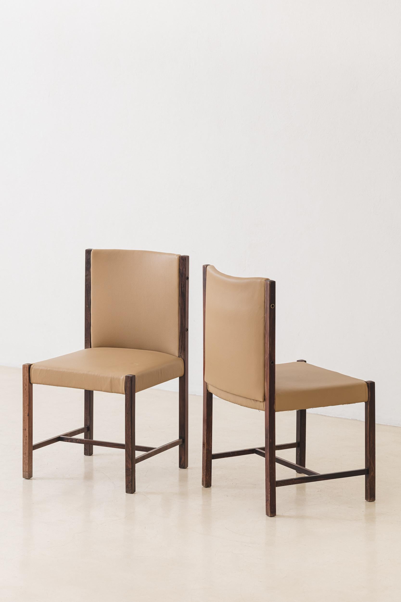 Set di quattro sedie da pranzo in palissandro, design brasiliano del Medioevo, anni '60 In condizioni buone in vendita a New York, NY