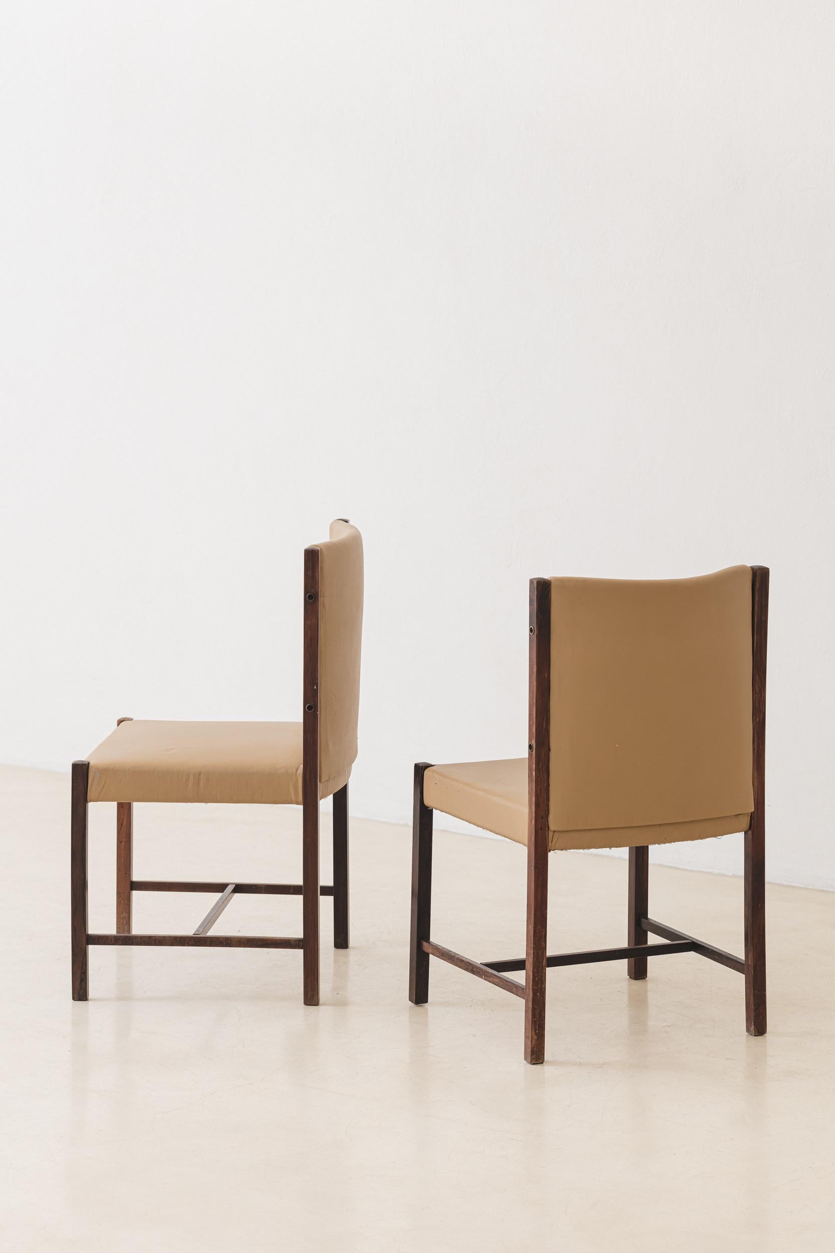 Metà XX secolo Set di quattro sedie da pranzo in palissandro, design brasiliano del Medioevo, anni '60 in vendita