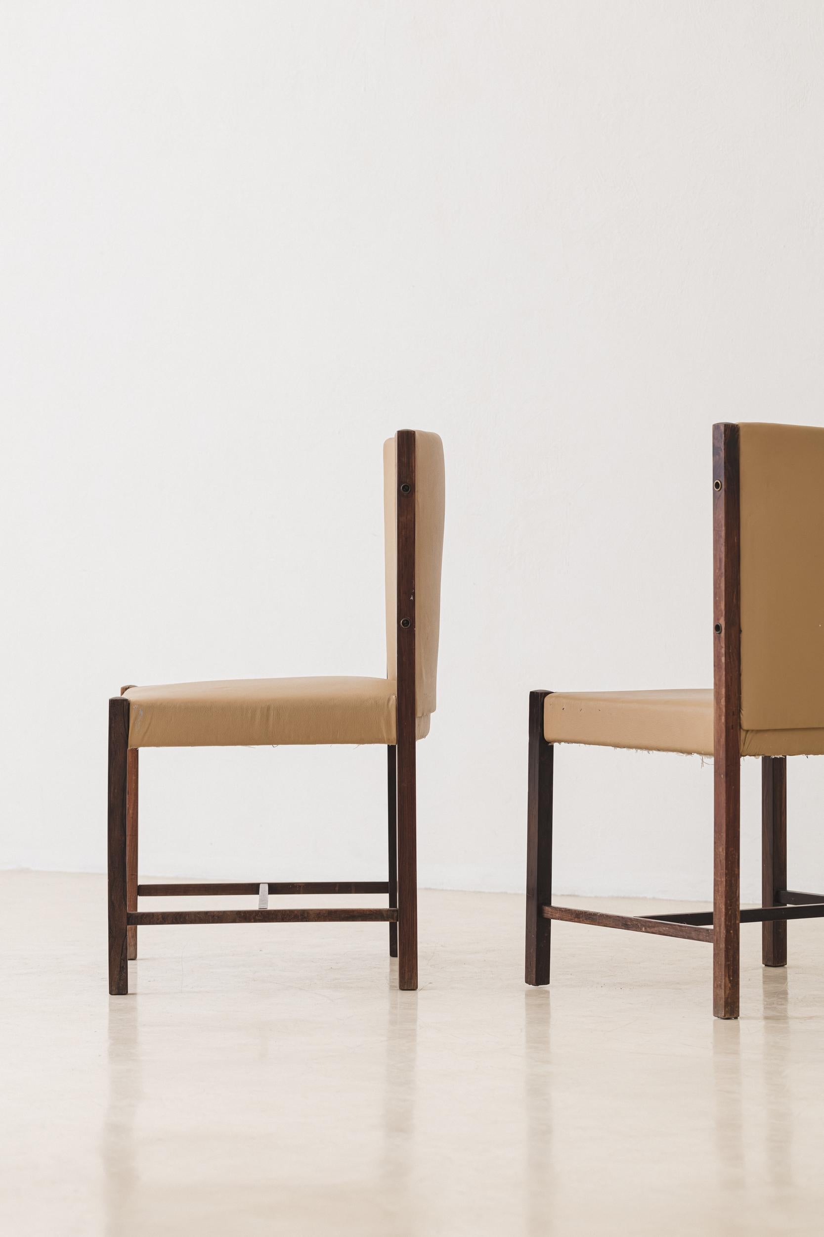 Palissandro Set di quattro sedie da pranzo in palissandro, design brasiliano del Medioevo, anni '60 in vendita