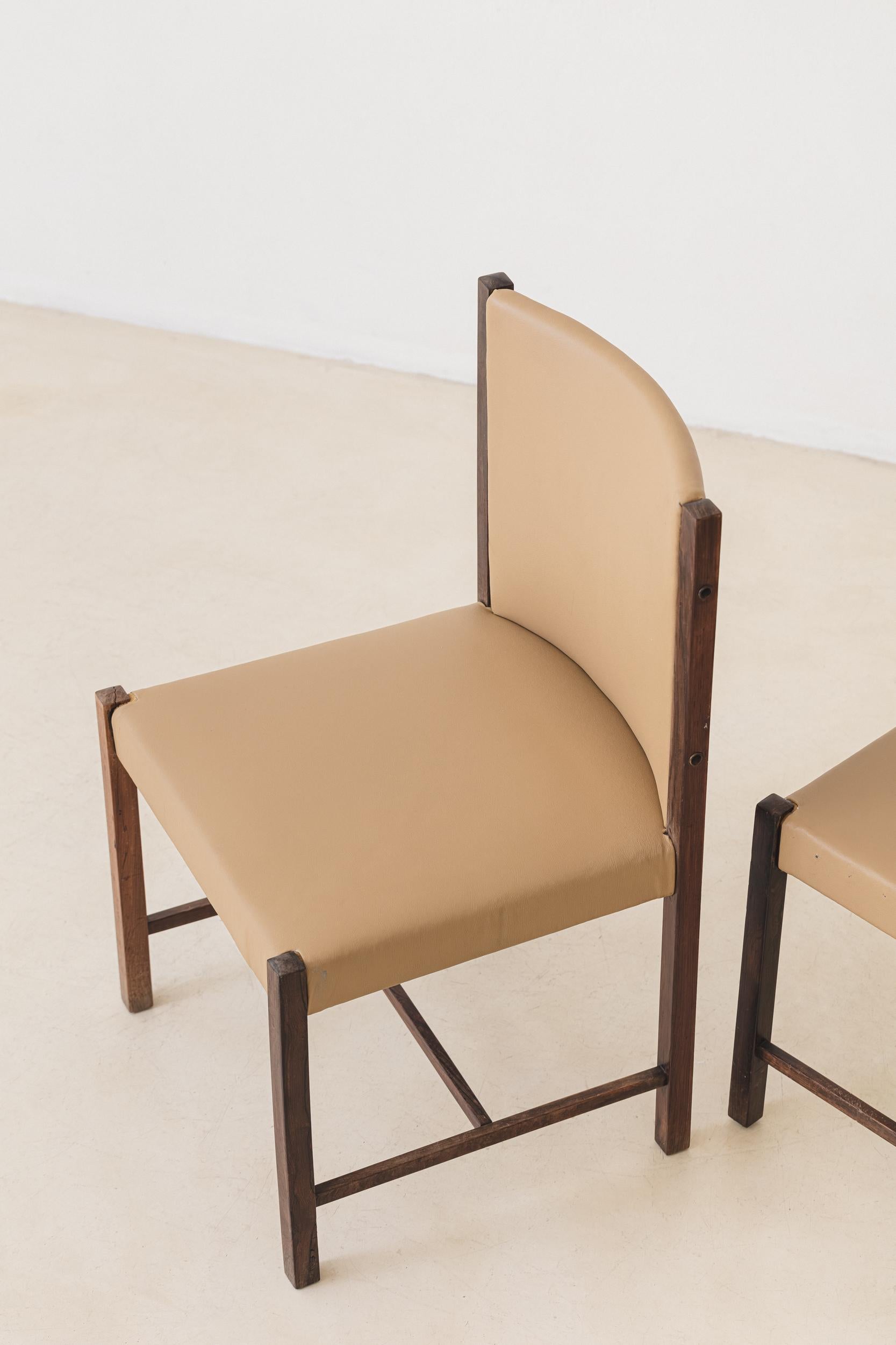 Set di quattro sedie da pranzo in palissandro, design brasiliano del Medioevo, anni '60 in vendita 1