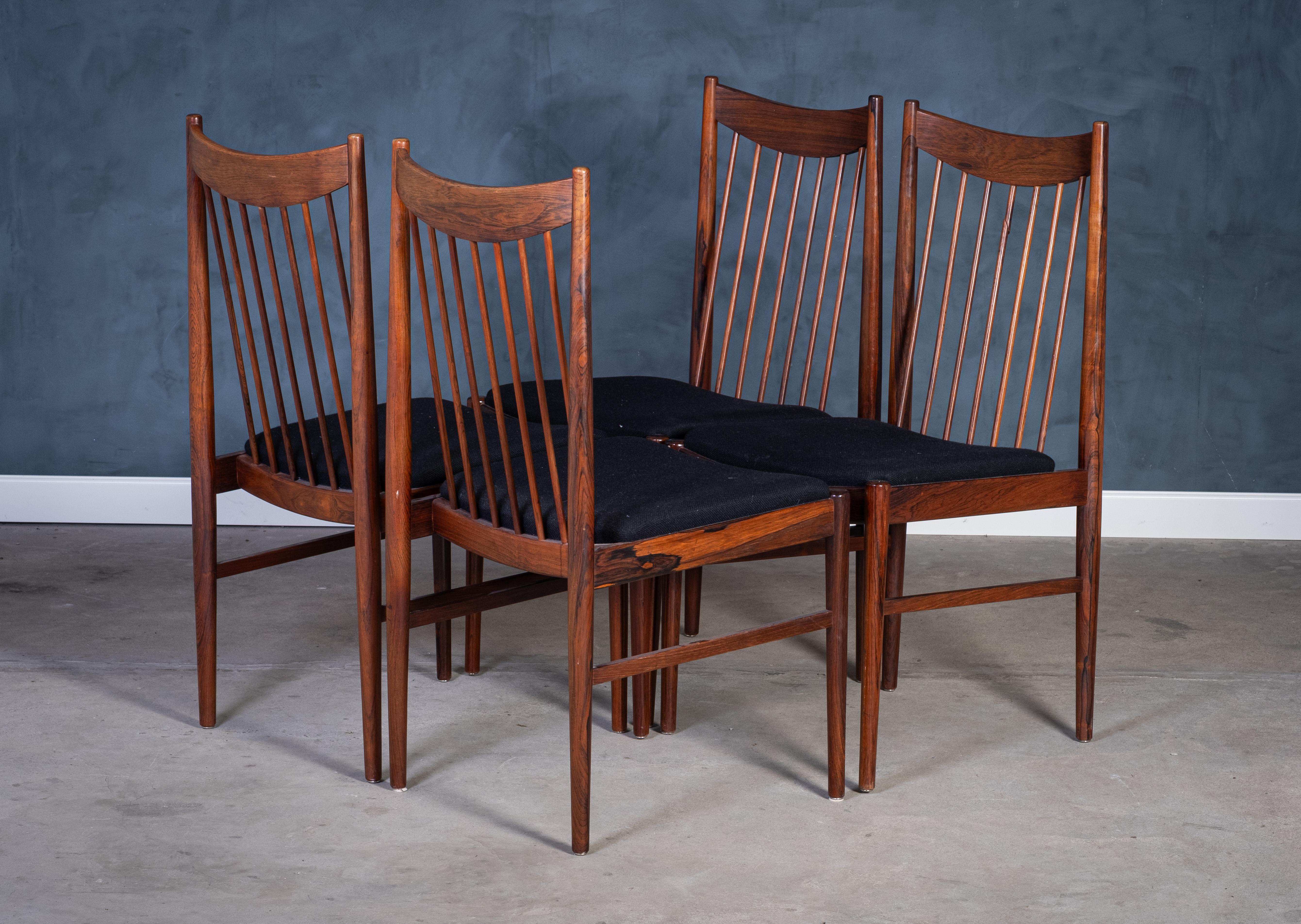 Satz von vier Esszimmerstühlen Modell 422, entworfen von Arne Vodder für Sibast Møbler in den 1960er Jahren. Die Stühle sind aus reich gemasertem Palisanderholz gefertigt und weisen elegante, skulpturale Linien auf, die typisch für Vodders
