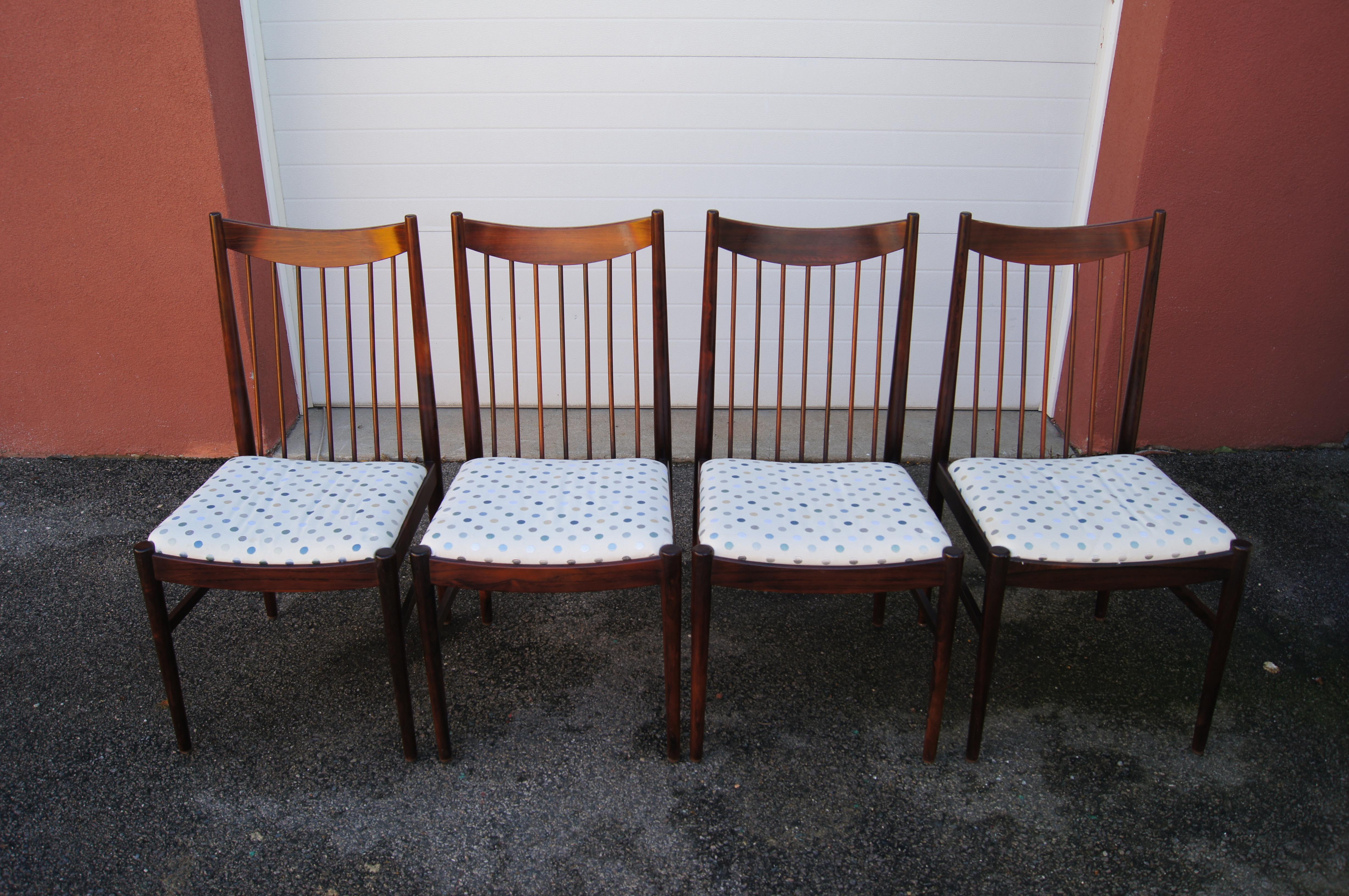 Diese dänischen modernen Esszimmerstühle aus Palisanderholz wurden 1960 von Arne Vodder für Sibast entworfen und haben eine hohe, oben leicht gebogene Rückenlehne. Die schräge Spindelkonstruktion ist eine Anspielung auf die Tradition und bietet eine