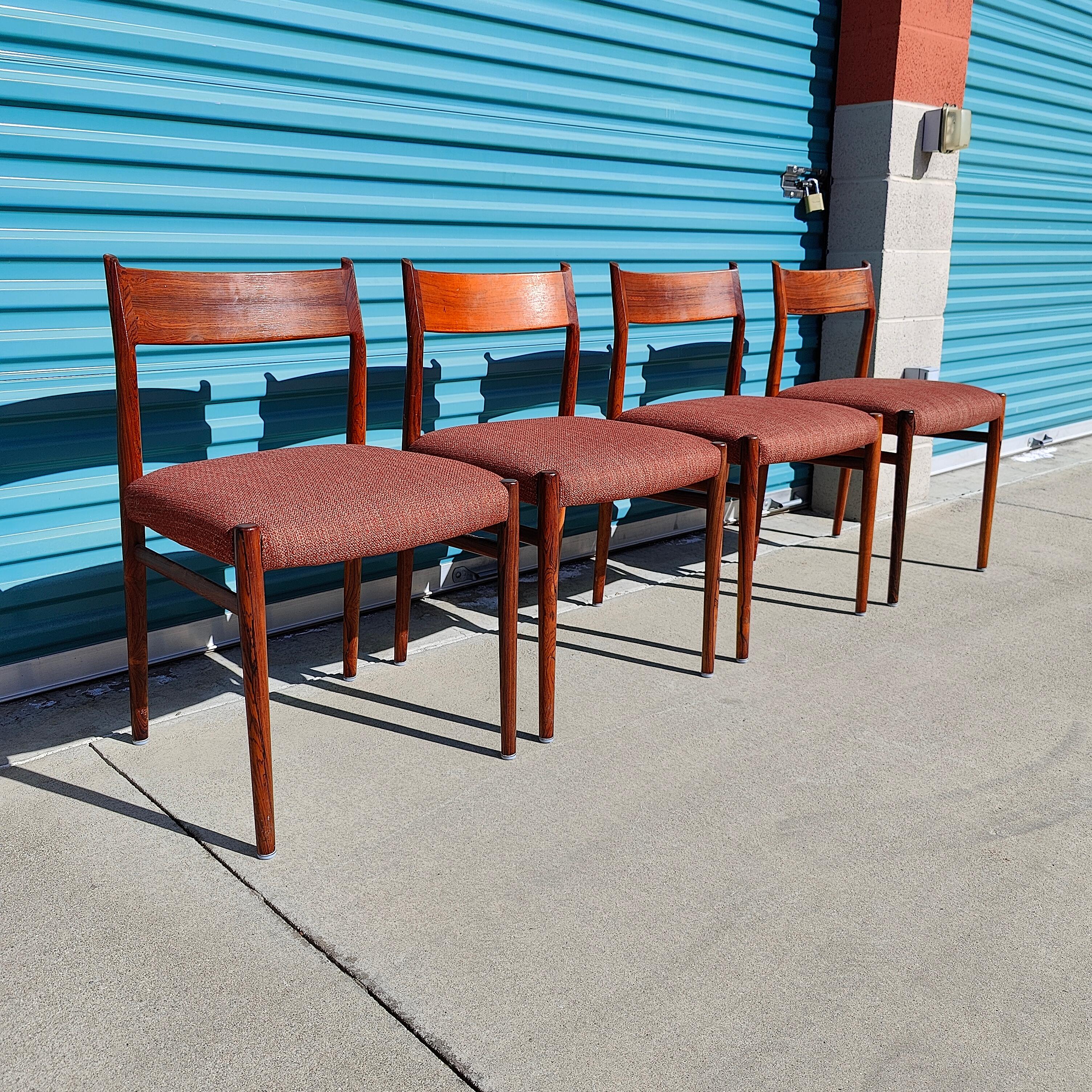 Un ensemble de quatre chaises de salle à manger danoises conçues par Arne Vodder pour Sibast est désormais disponible. Ces beautés sont fabriquées en bois de rose massif et présentent un grain étonnant avec un tissu original. Les chaises sont en