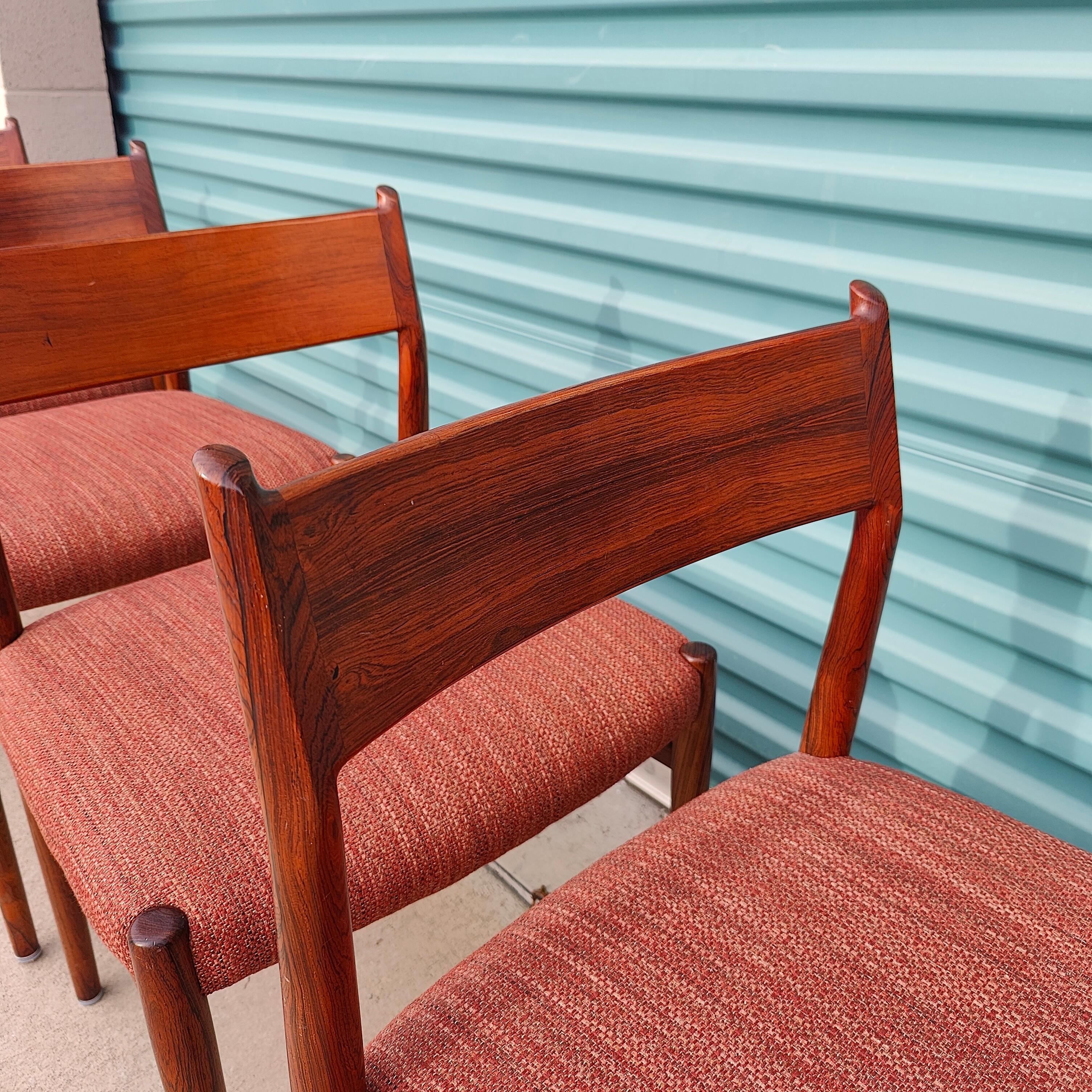 Ensemble de quatre chaises de salle à manger danoises du milieu du siècle en bois de rose modèle 418 d'Arne Vodder en vente 3