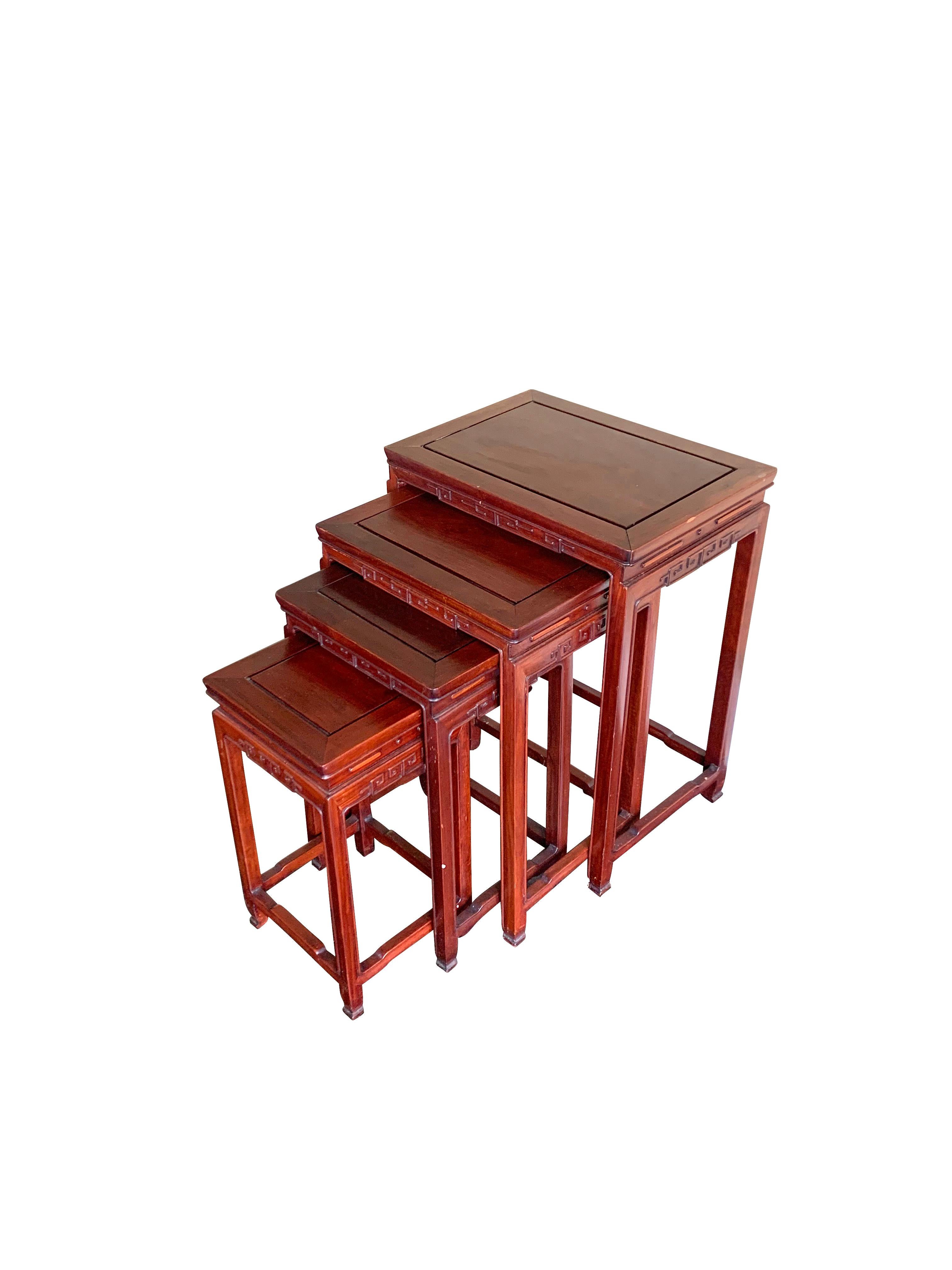 Chinesischer Satz von vier Nisttischen aus Palisanderholz aus der Jahrhundertmitte.
Kürzlich poliert.
Traditionelles dekoratives Motiv um die Tischplatte.
Sehr funktionell.
Die Größen sind 20 x 14 x 26
17 x 13 x 24
14 x 11 x 22
11 x 11 x 20.