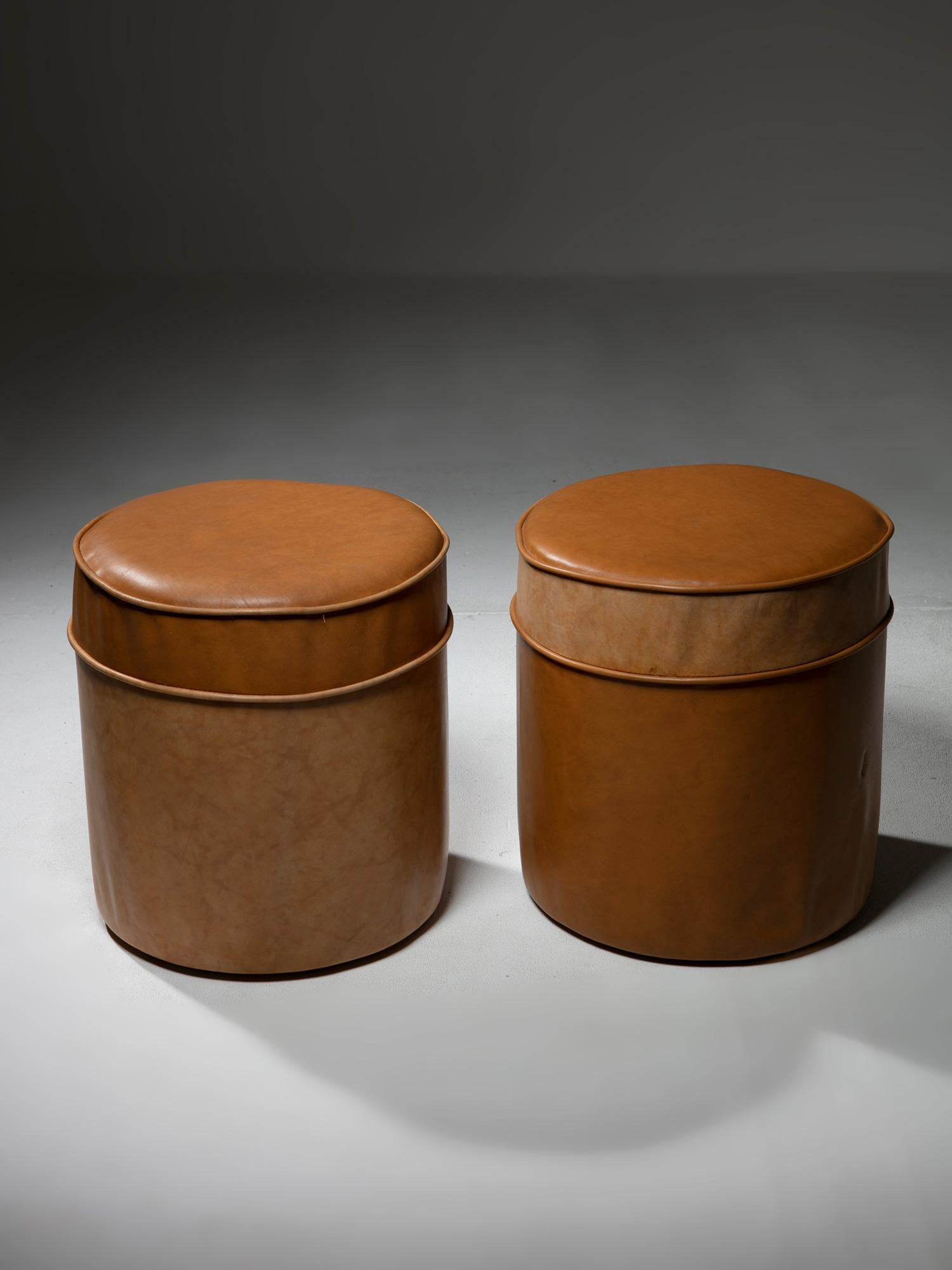 Cuir Ensemble de quatre tabourets ronds en cuir, Italie, années 1970 en vente