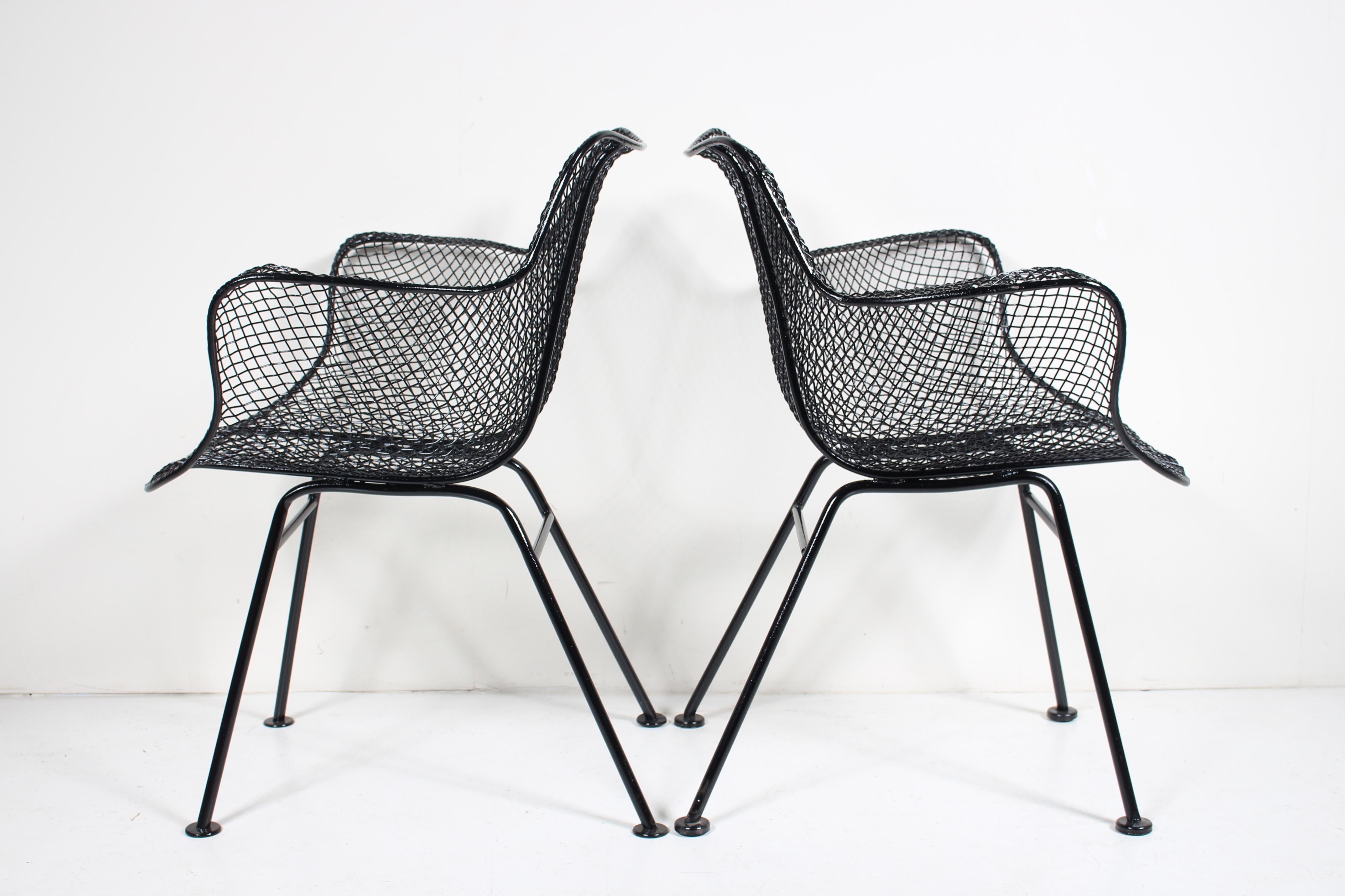 Ensemble de quatre fauteuils de salle à manger en maille de fer noire Russell Woodard 