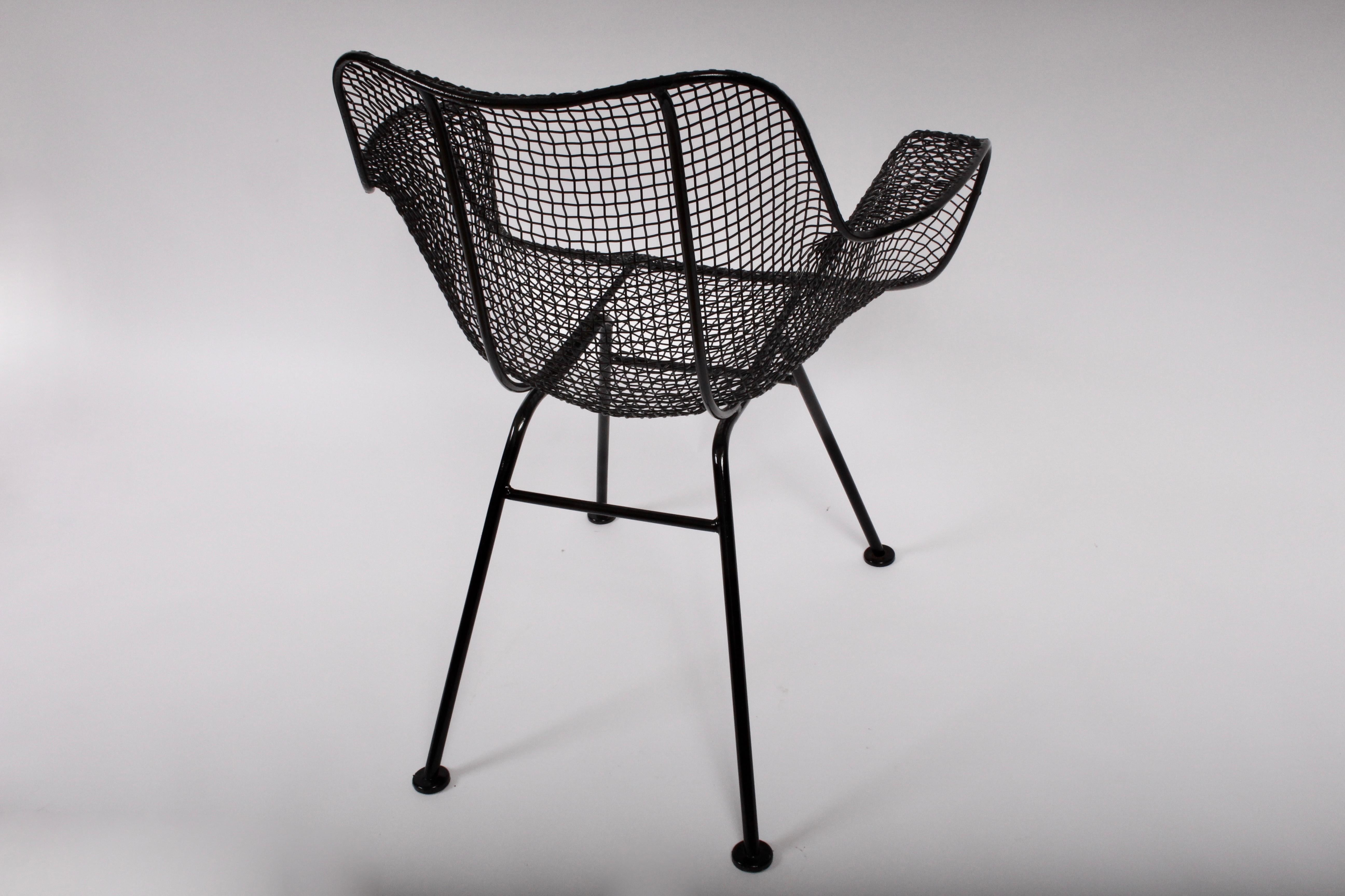 Ensemble de quatre fauteuils de salle à manger en maille de fer noire Russell Woodard 