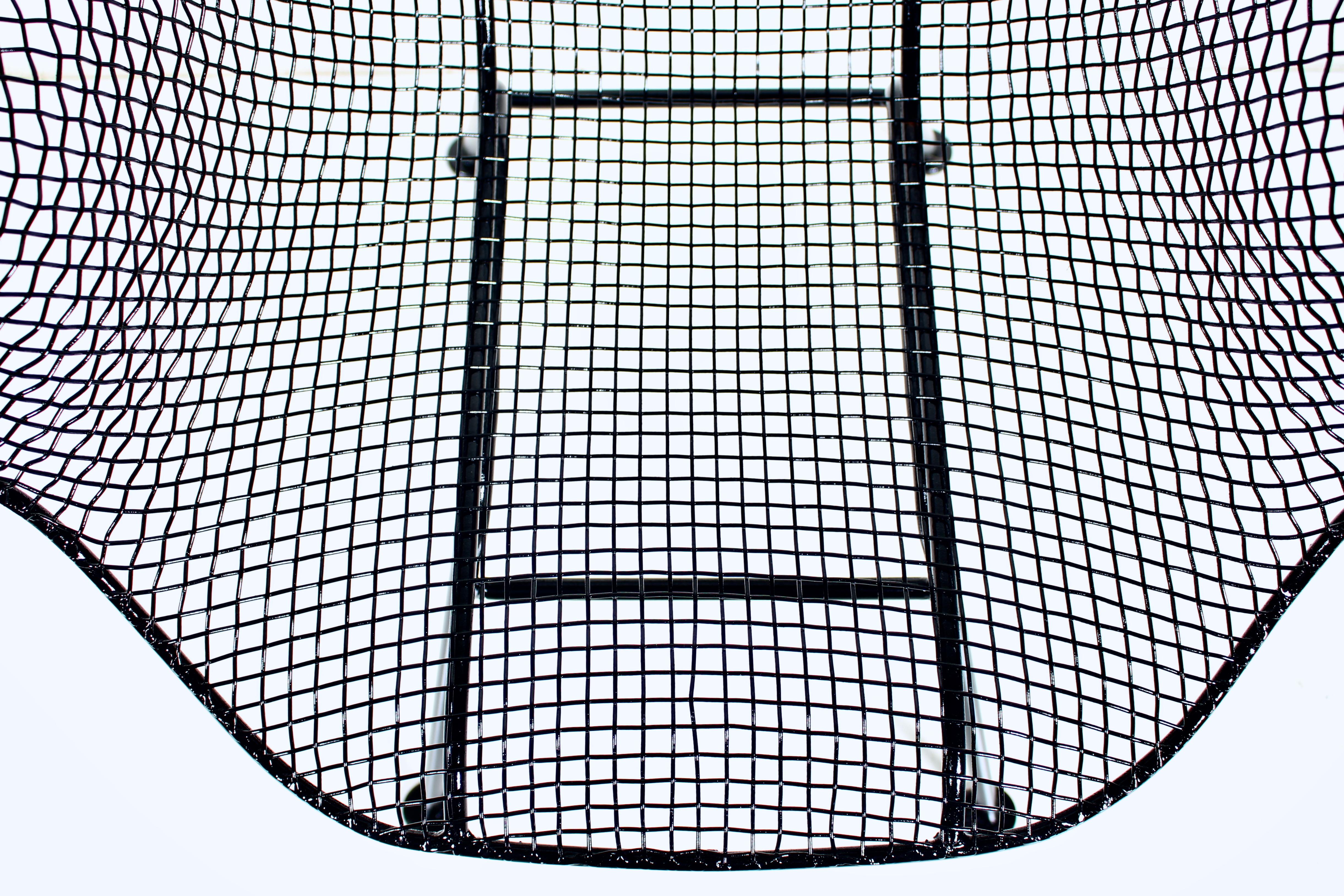 Ensemble de quatre fauteuils de salle à manger en maille de fer noire Russell Woodard 