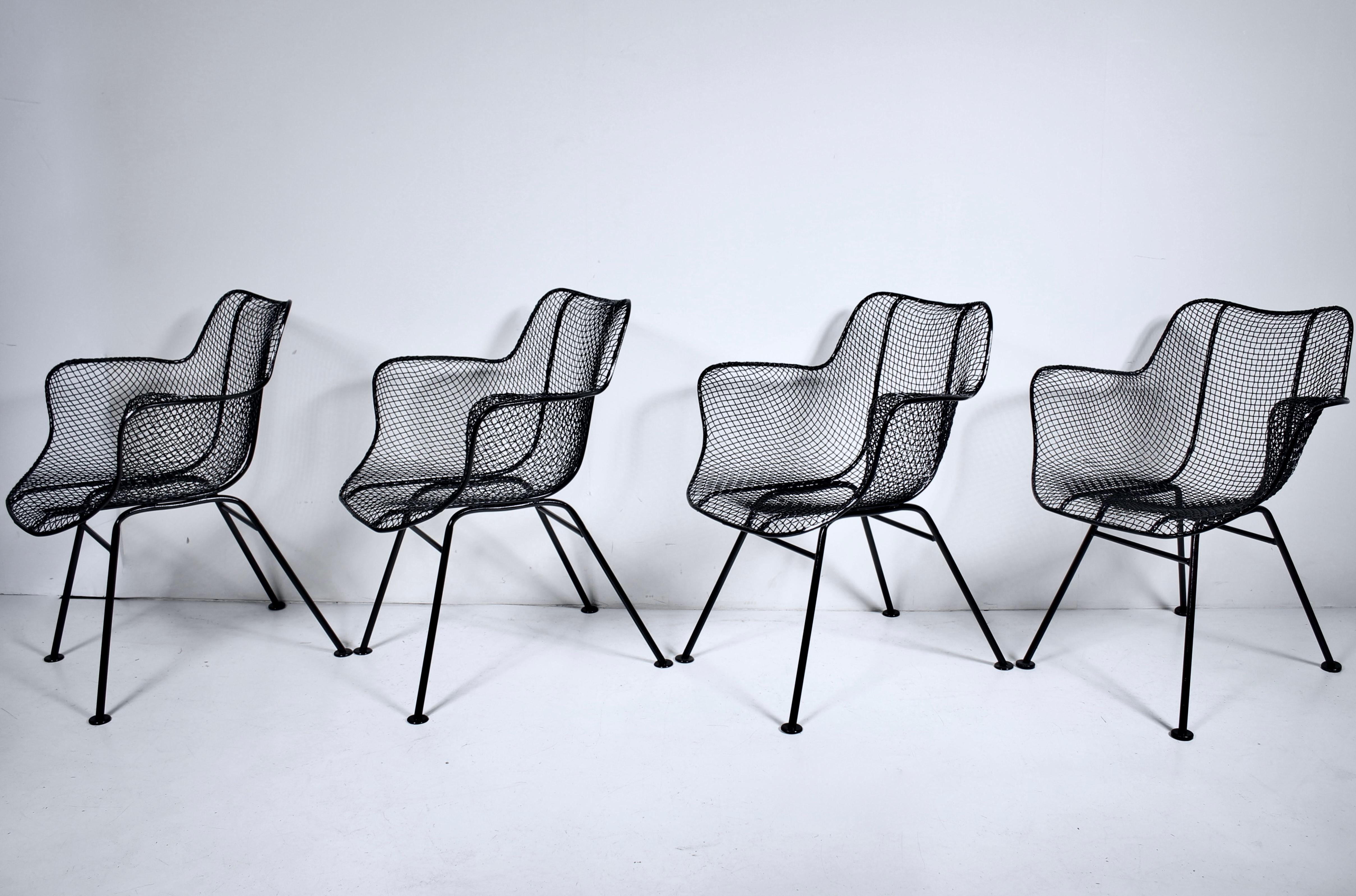 Mid-Century Modern Ensemble de quatre fauteuils de salle à manger en maille de fer noire Russell Woodard 