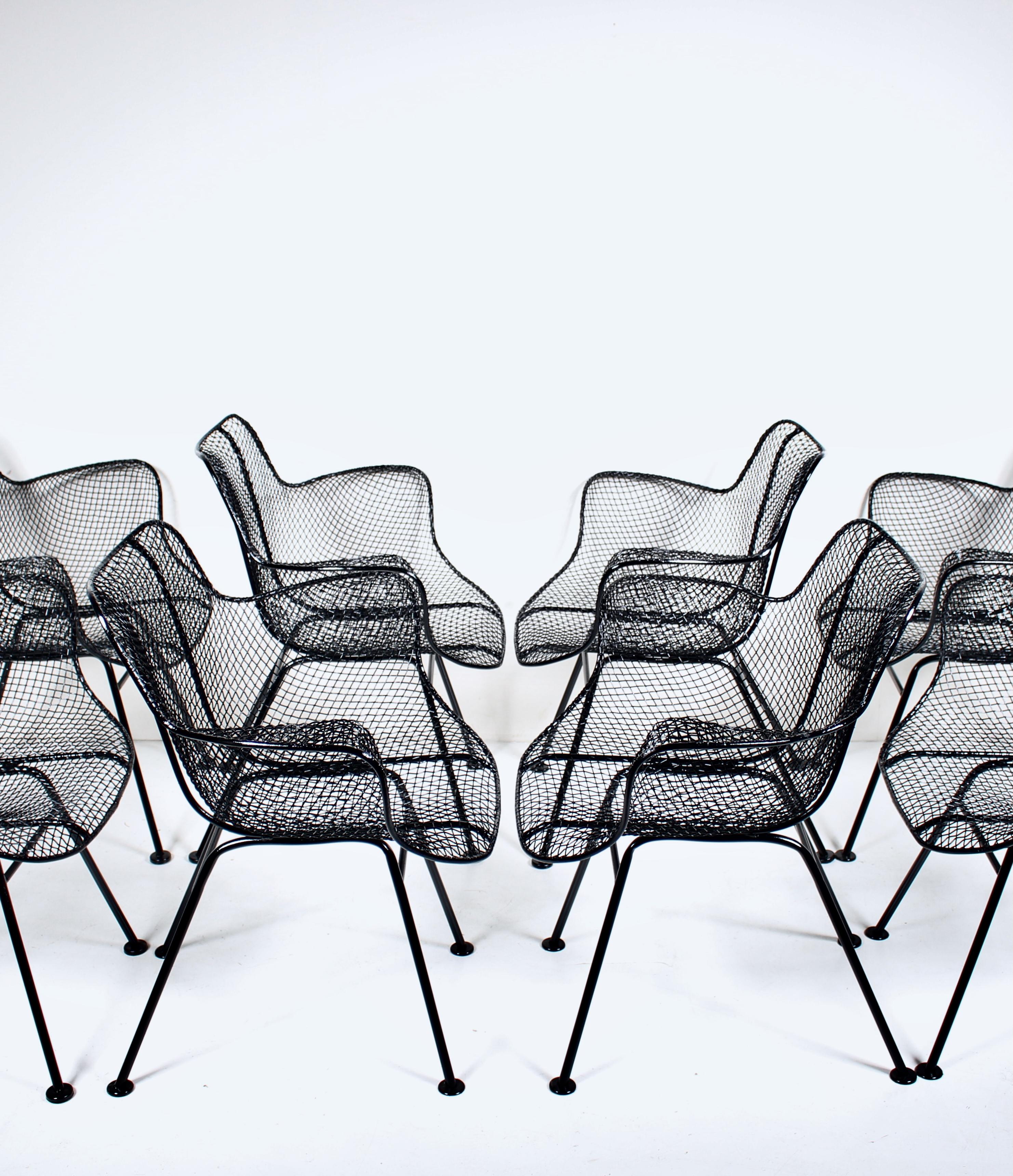 Américain Ensemble de quatre fauteuils de salle à manger en maille de fer noire Russell Woodard 