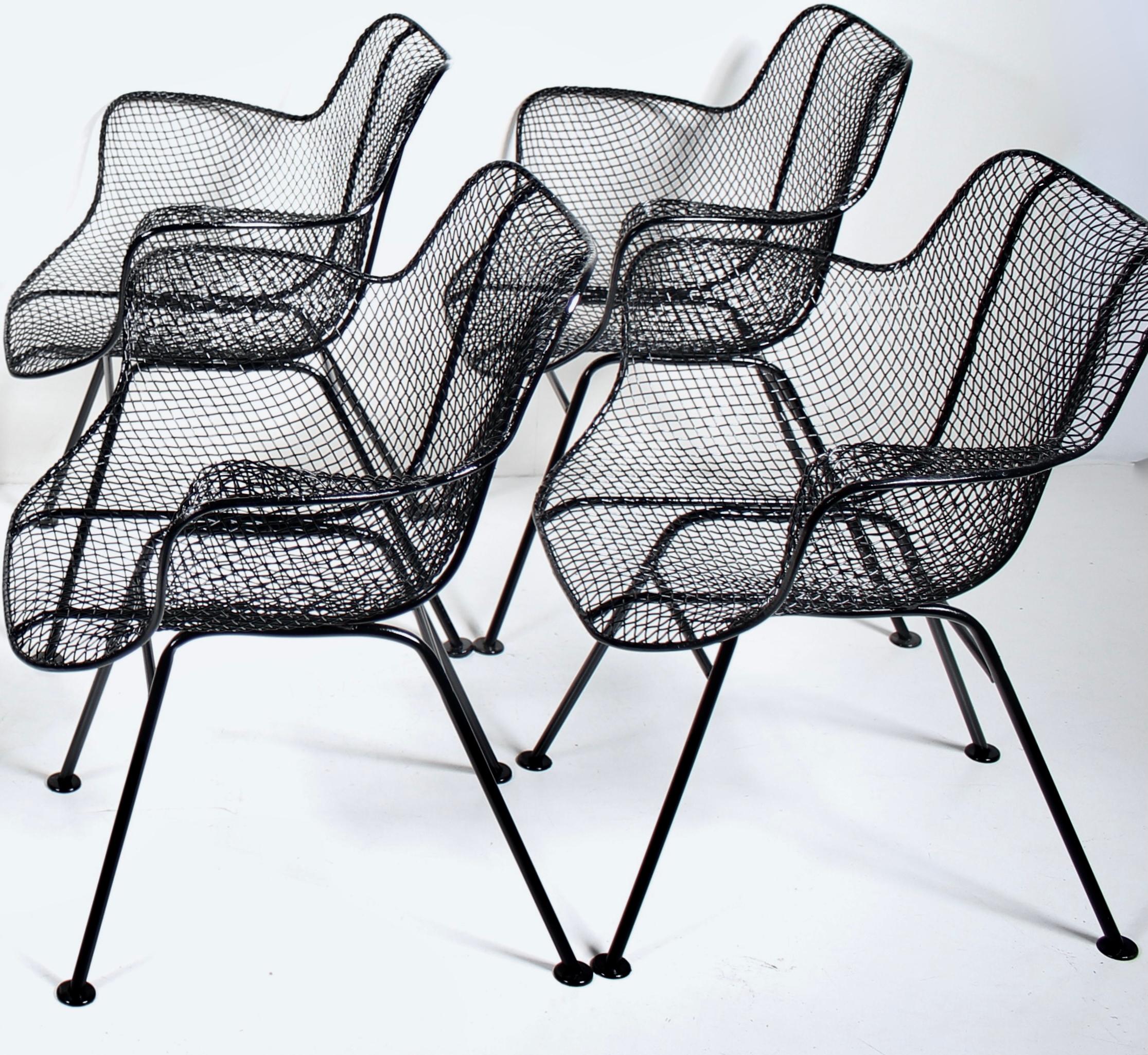 Ensemble de quatre fauteuils de salle à manger en maille de fer noire Russell Woodard 