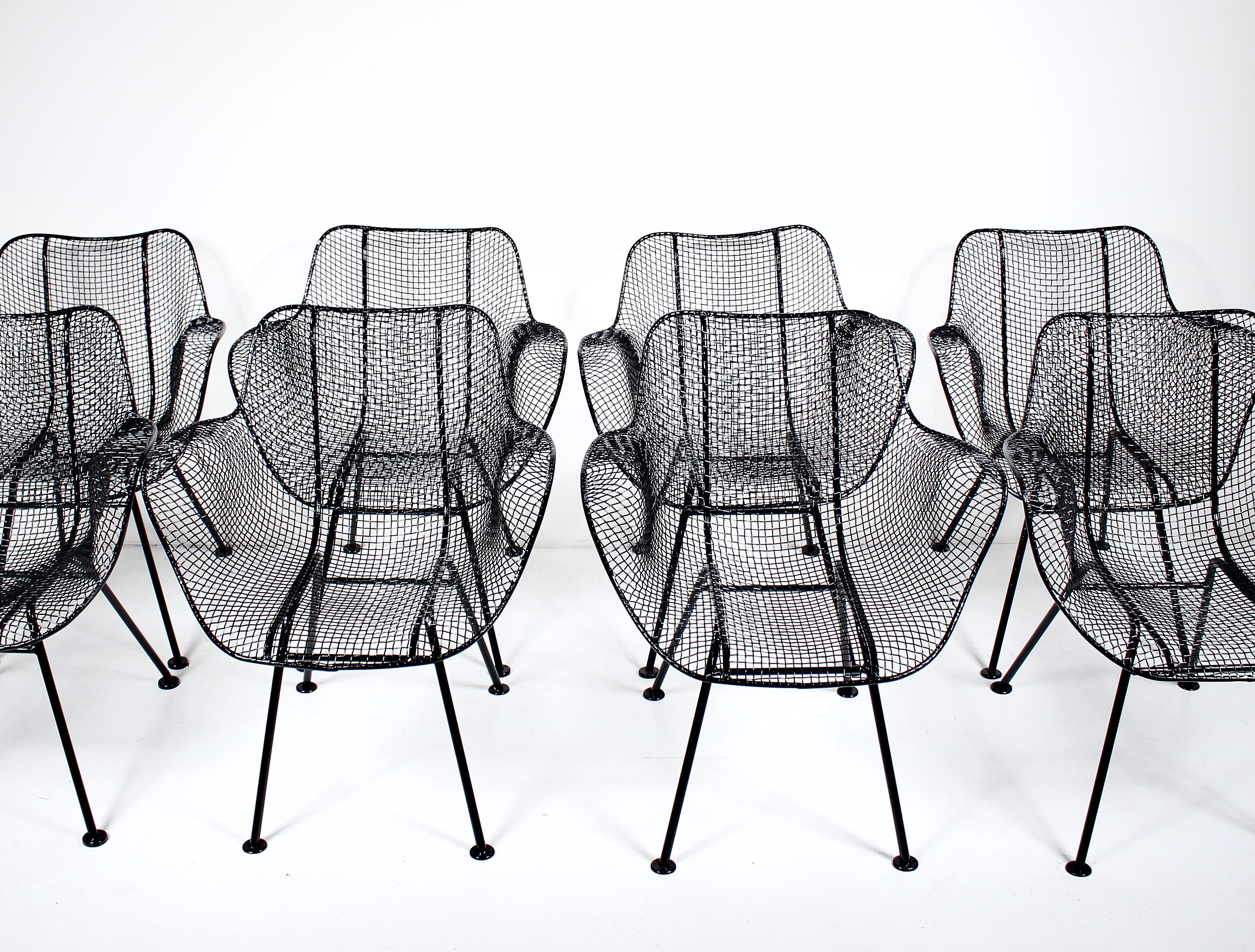 20ième siècle Ensemble de quatre fauteuils de salle à manger en maille de fer noire Russell Woodard 