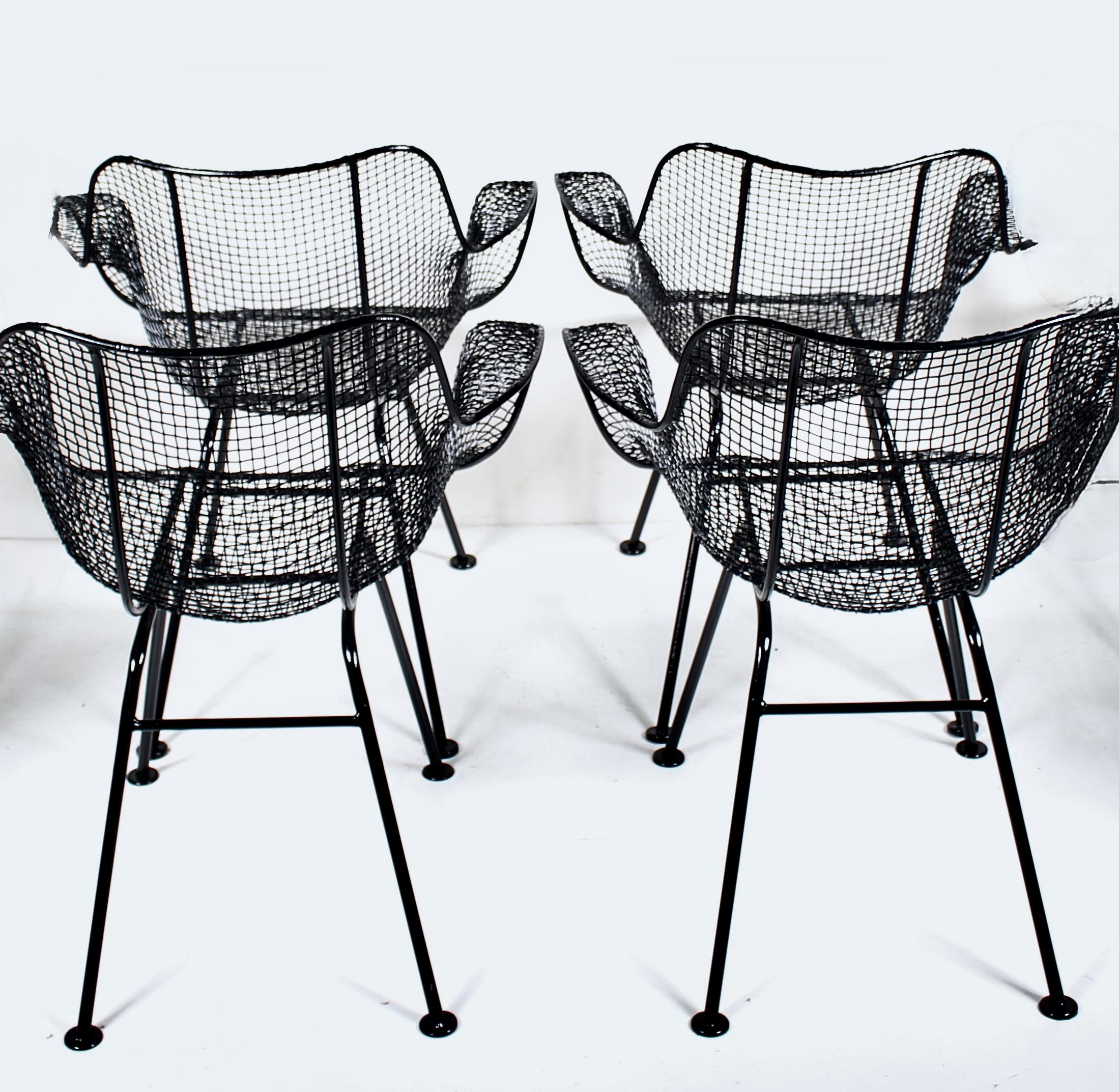 Ensemble de quatre fauteuils de salle à manger en maille de fer noire Russell Woodard 