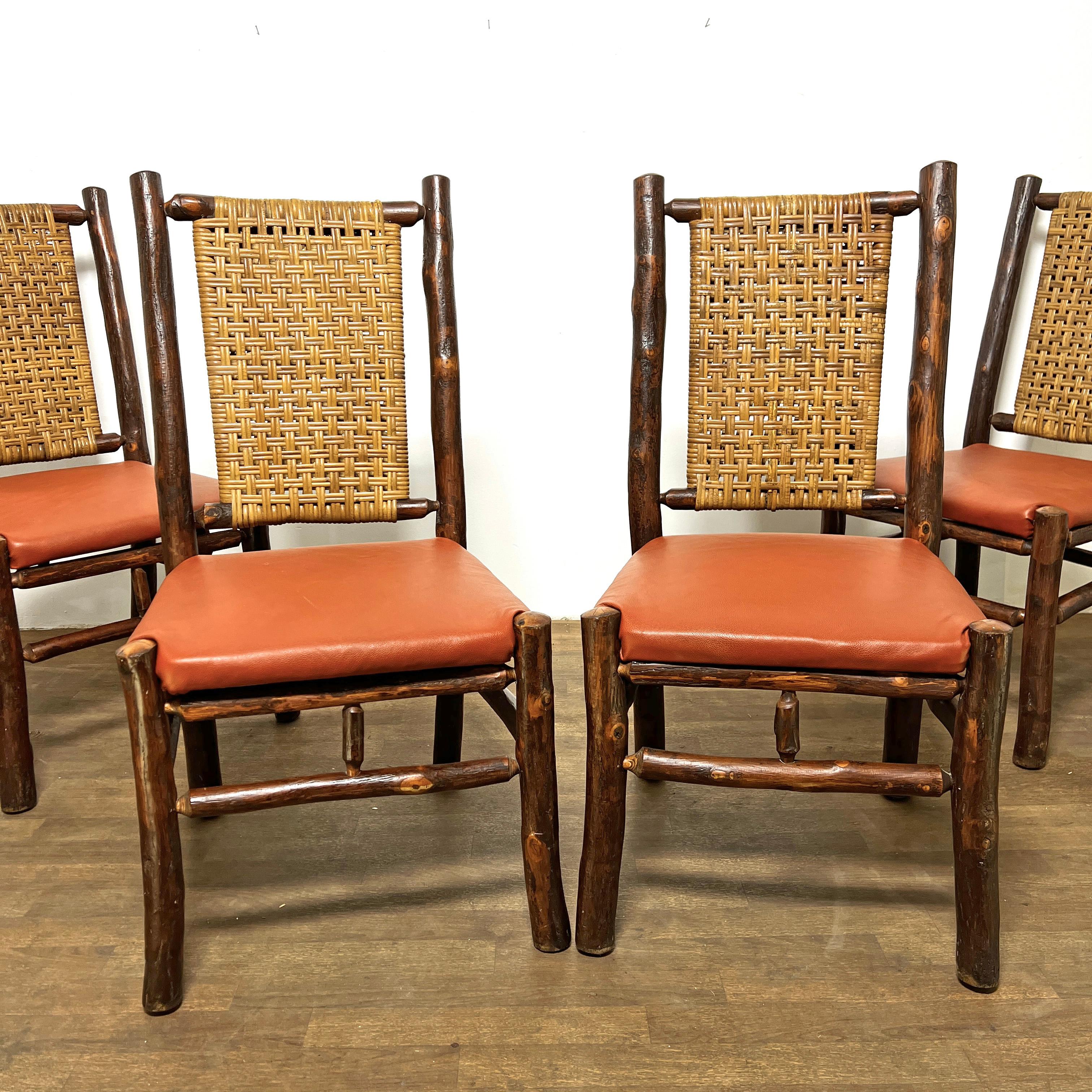Stile Adirondack Set di quattro sedie da pranzo rustiche in stile Adirondack, circa anni '60 in vendita