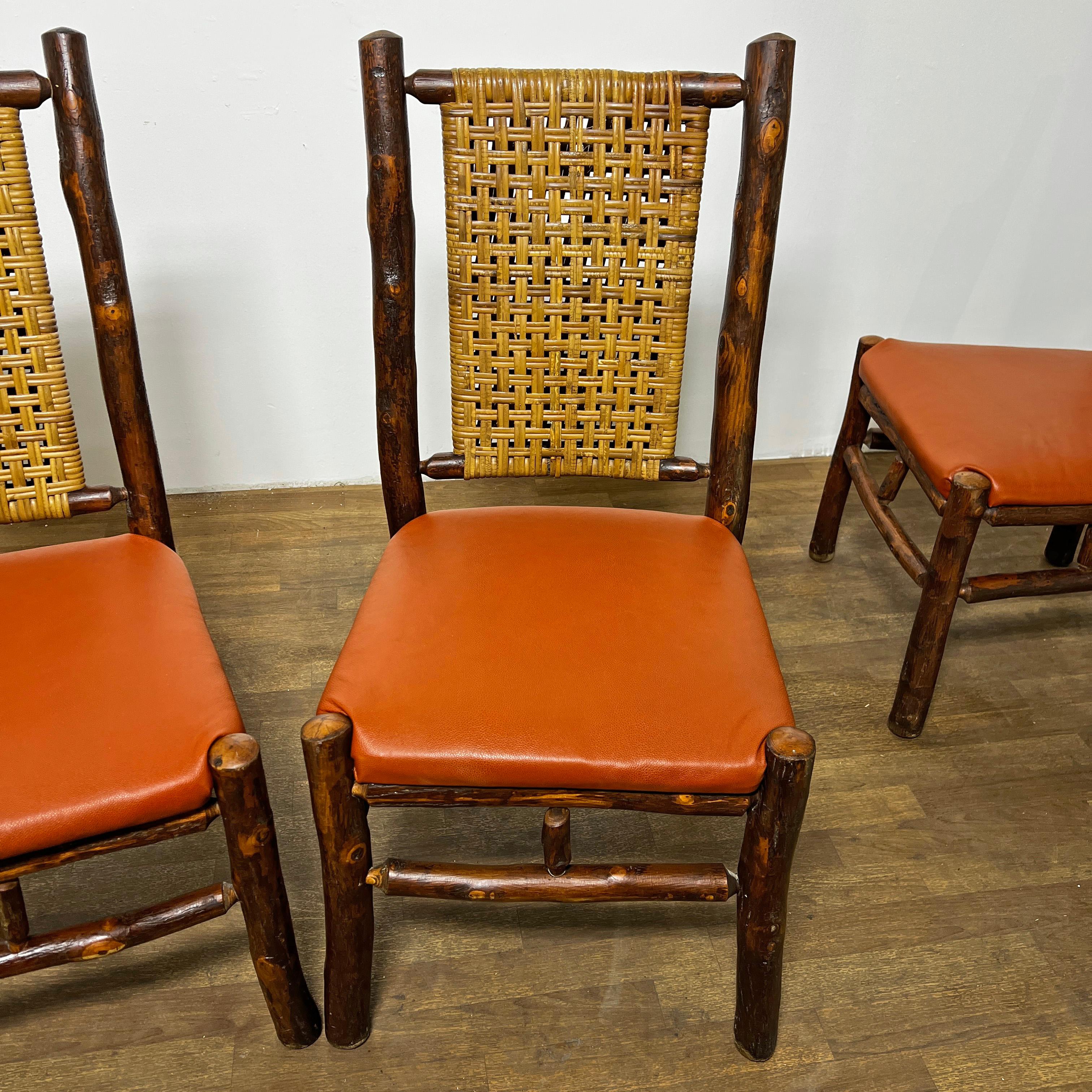 Americano Set di quattro sedie da pranzo rustiche in stile Adirondack, circa anni '60 in vendita