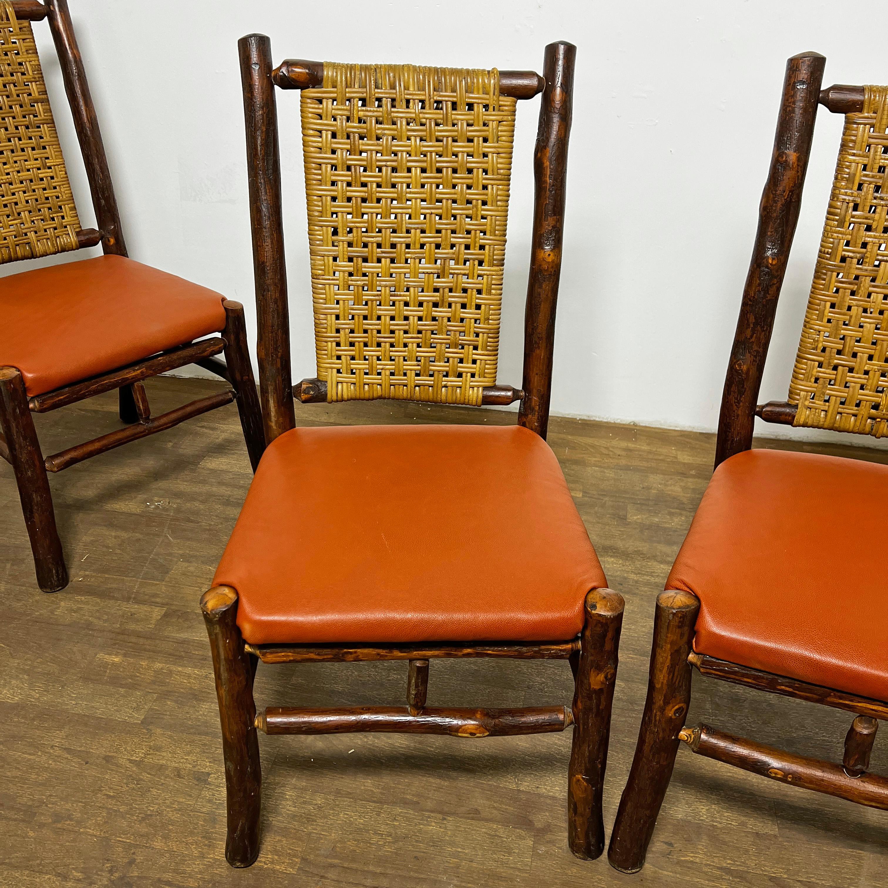 Metà XX secolo Set di quattro sedie da pranzo rustiche in stile Adirondack, circa anni '60 in vendita