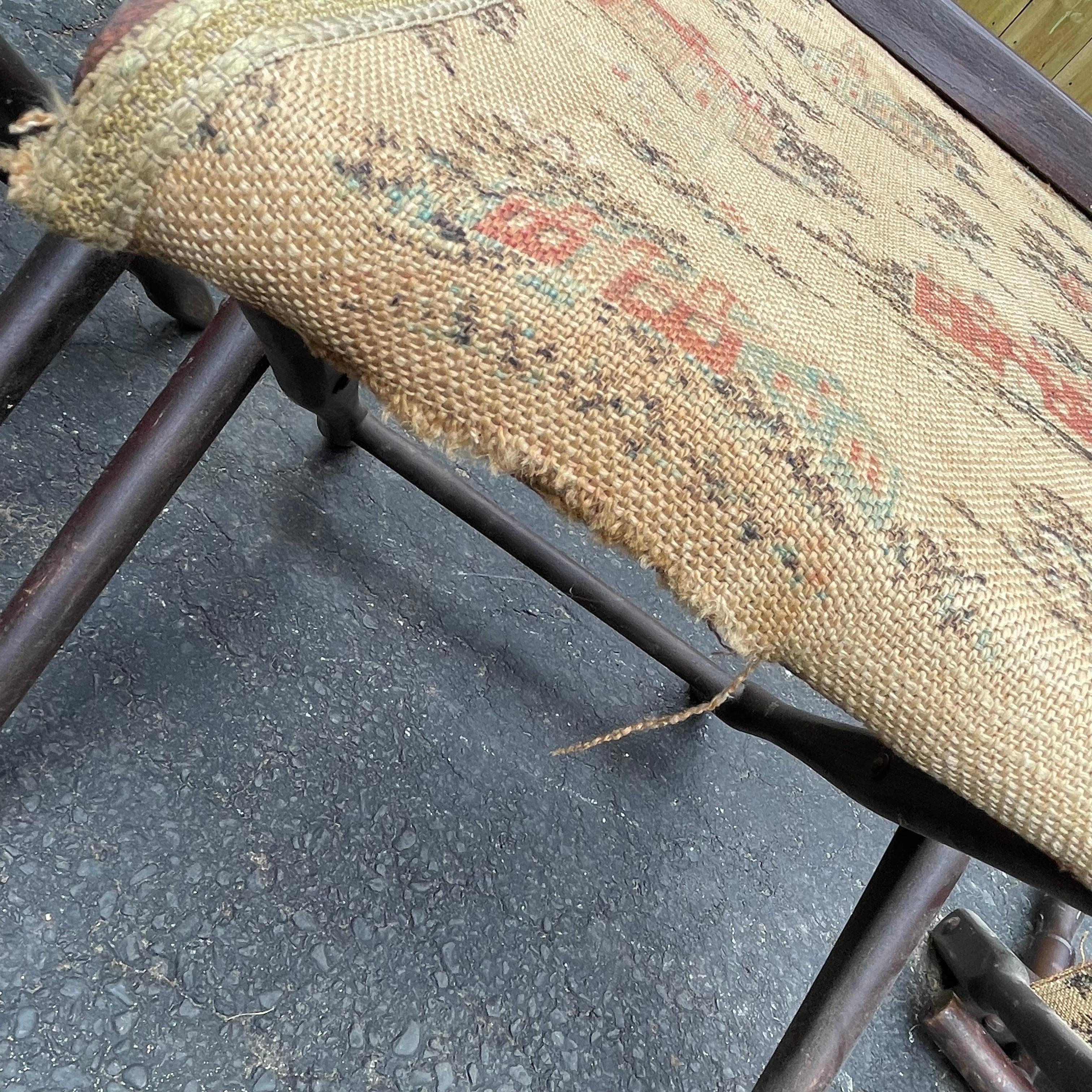 Ensemble de quatre tabourets pliants rustiques de style américain avec sièges brodés, début du C.C. en vente 3