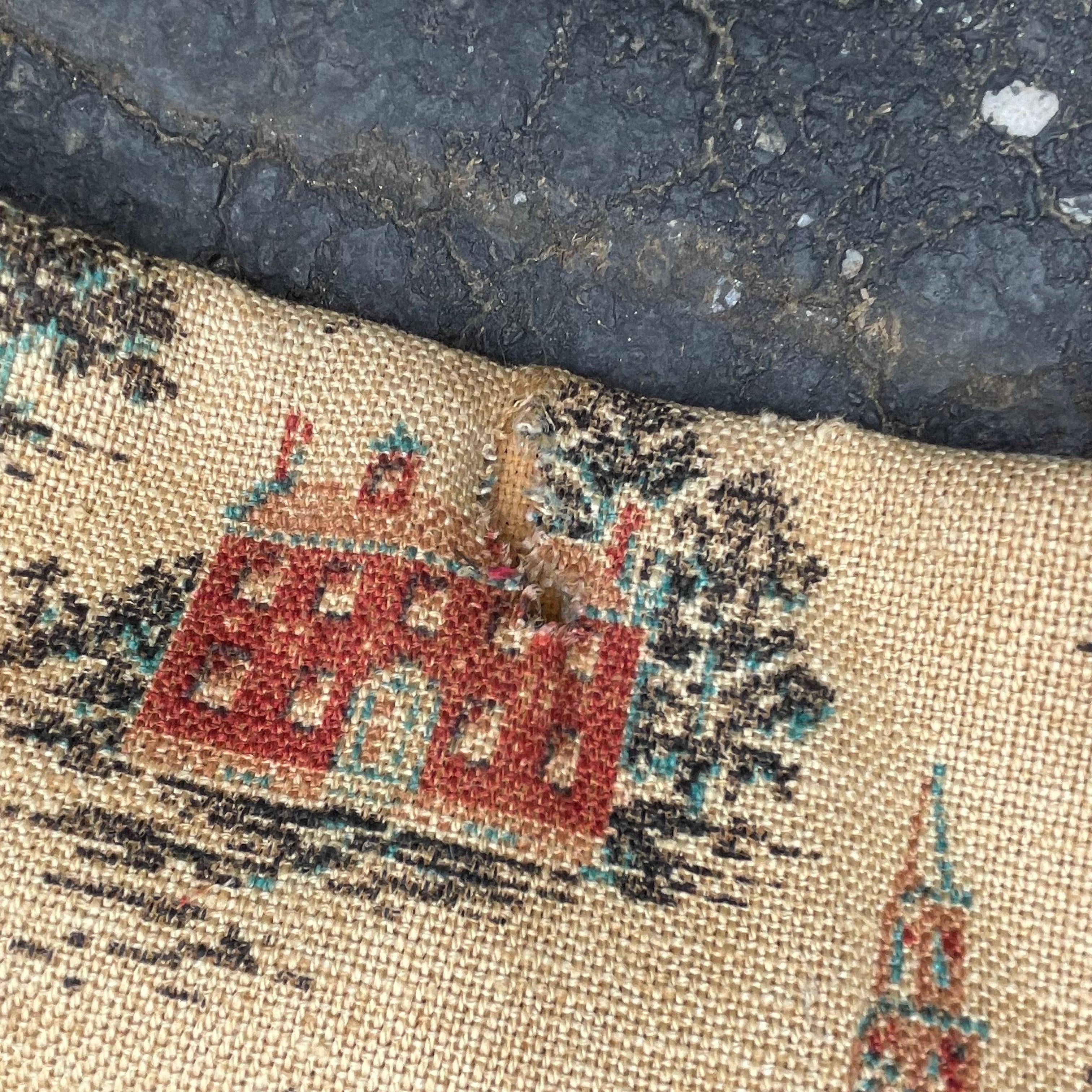 Ensemble de quatre tabourets pliants rustiques de style américain avec sièges brodés, début du C.C. en vente 4