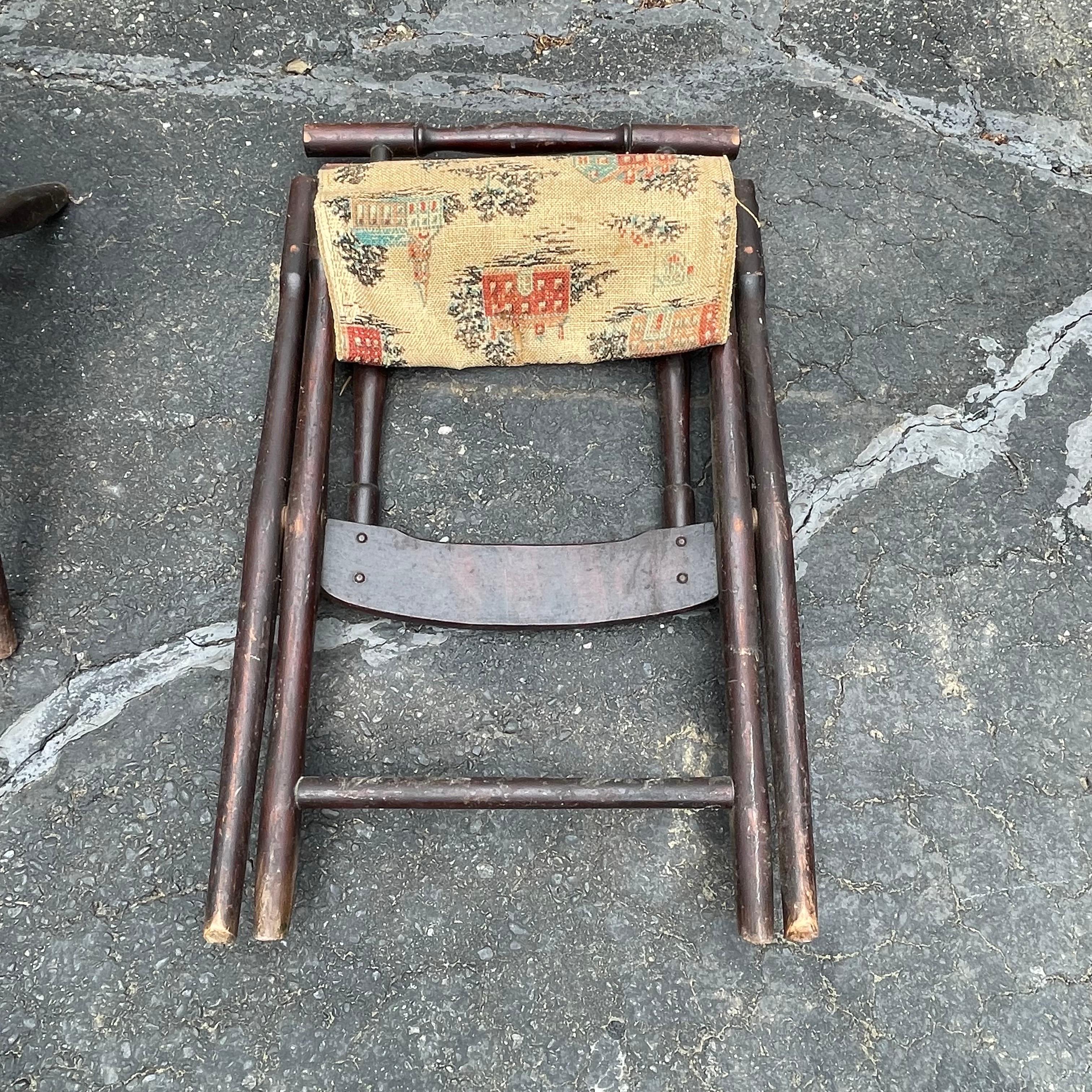 Ensemble de quatre tabourets pliants rustiques de style américain avec sièges brodés, début du C.C. en vente 5
