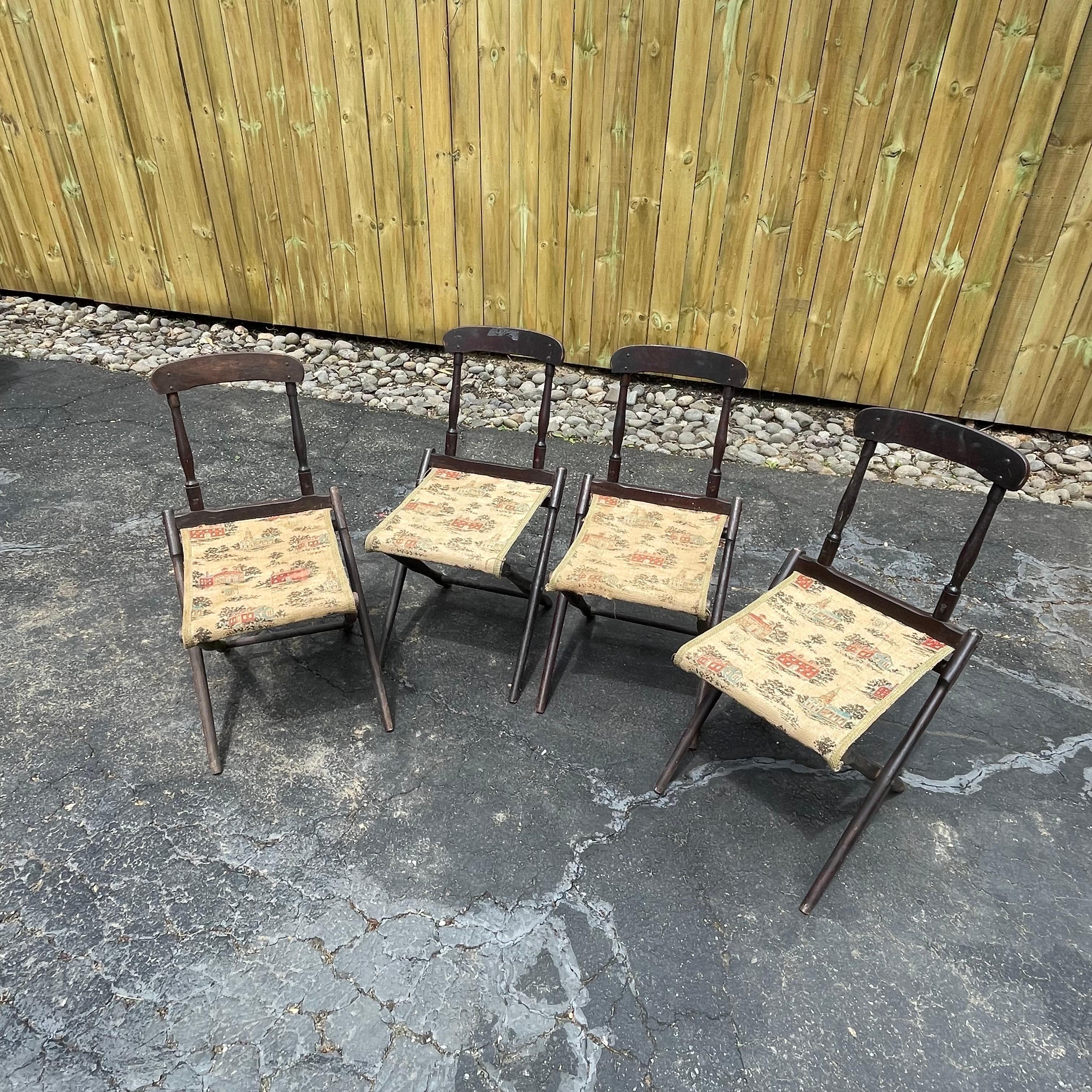 Ensemble de quatre tabourets pliables rustiques Americana avec sièges brodés.
