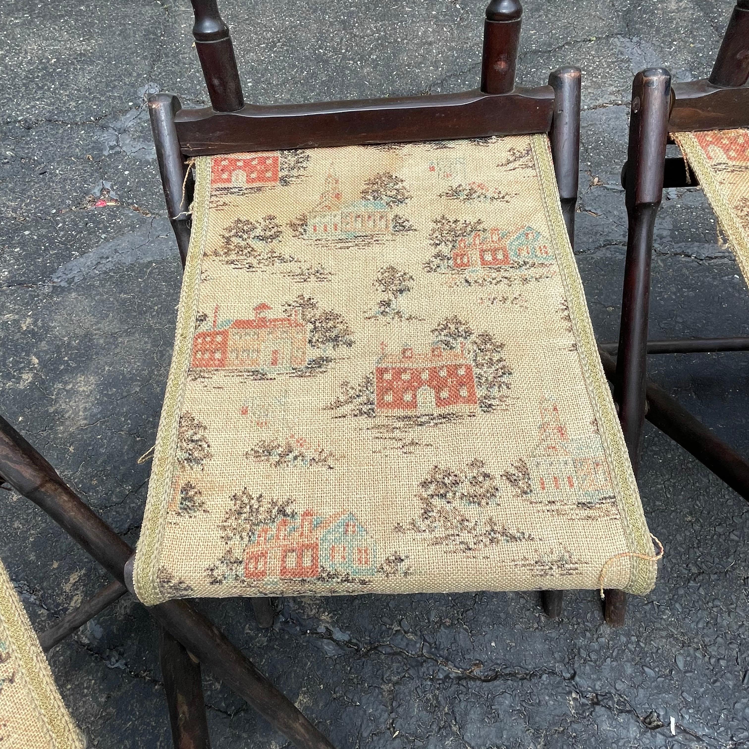 Rustique Ensemble de quatre tabourets pliants rustiques de style américain avec sièges brodés, début du C.C. en vente