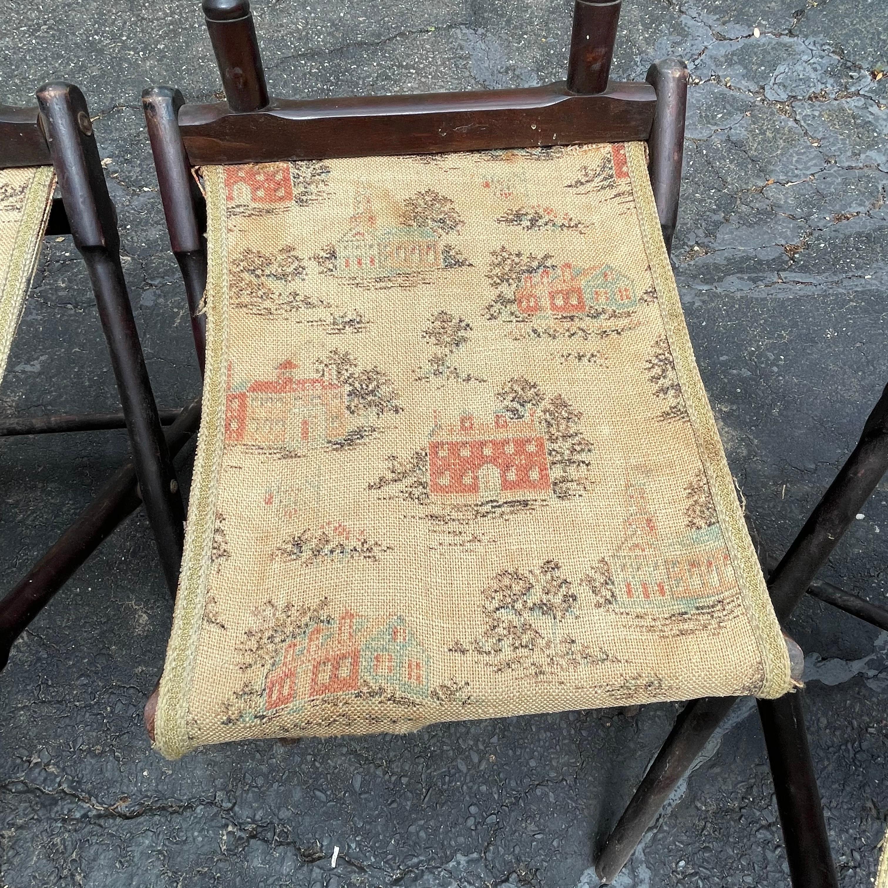 Américain Ensemble de quatre tabourets pliants rustiques de style américain avec sièges brodés, début du C.C. en vente