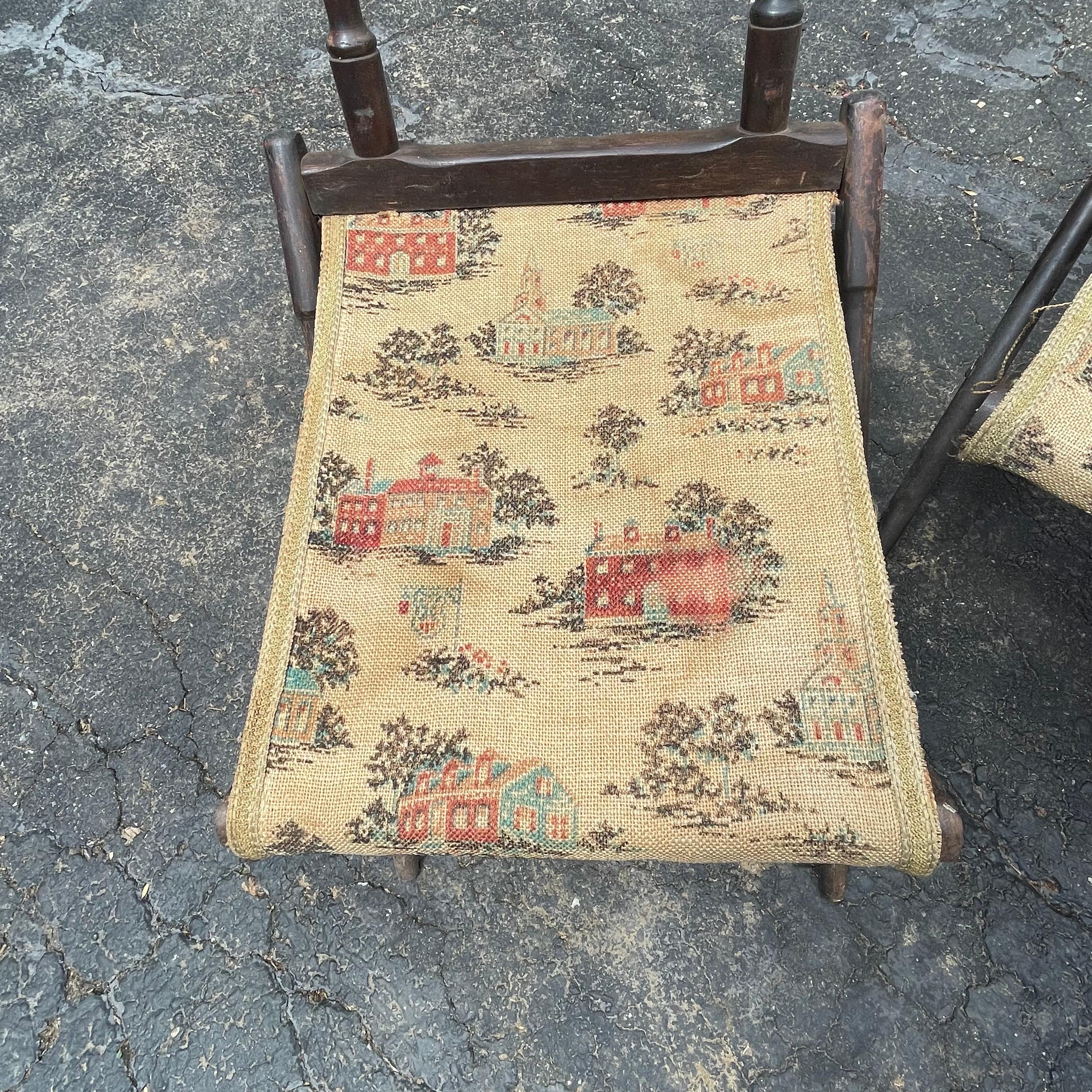 Ensemble de quatre tabourets pliants rustiques de style américain avec sièges brodés, début du C.C. Bon état - En vente à Bedford Hills, NY
