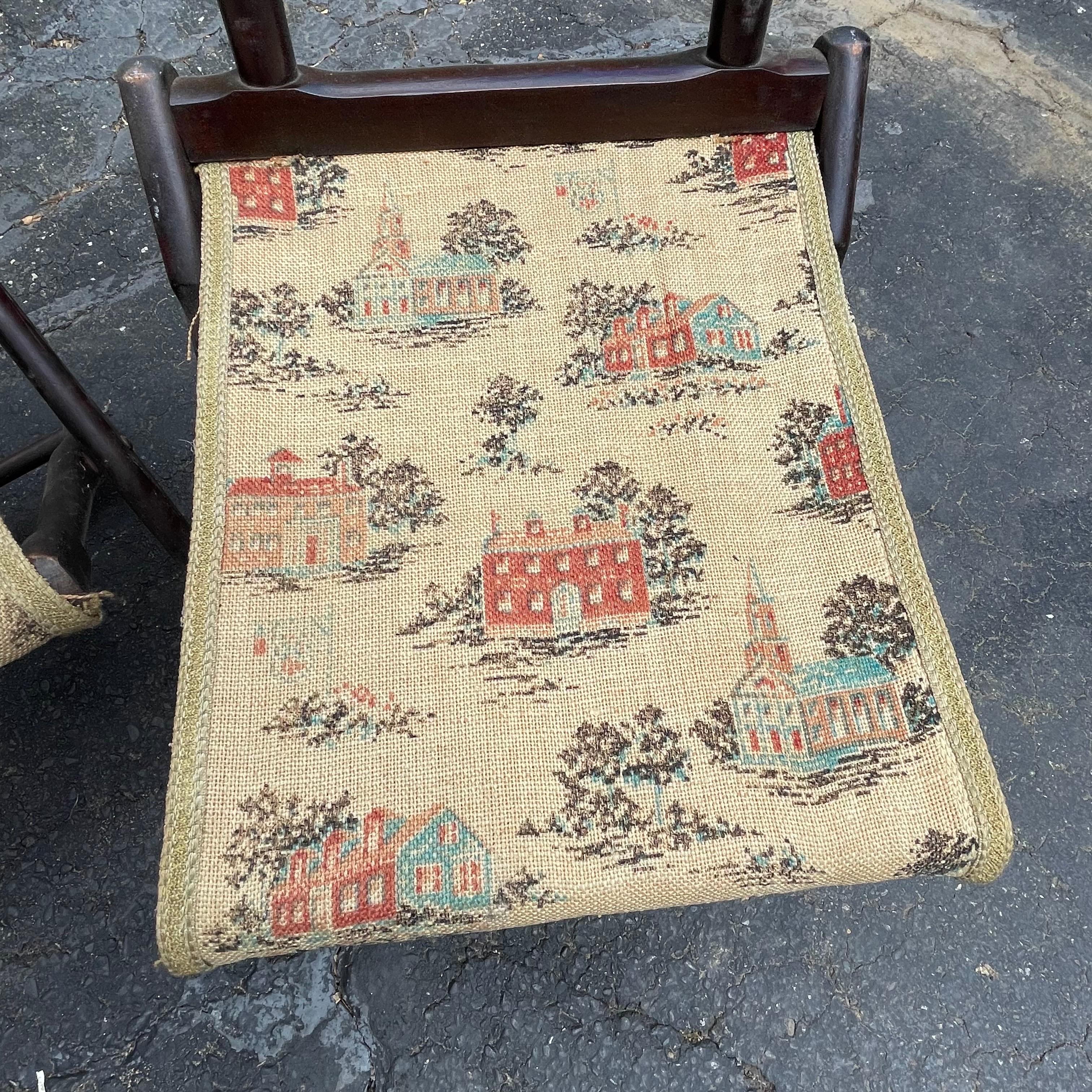 20ième siècle Ensemble de quatre tabourets pliants rustiques de style américain avec sièges brodés, début du C.C. en vente