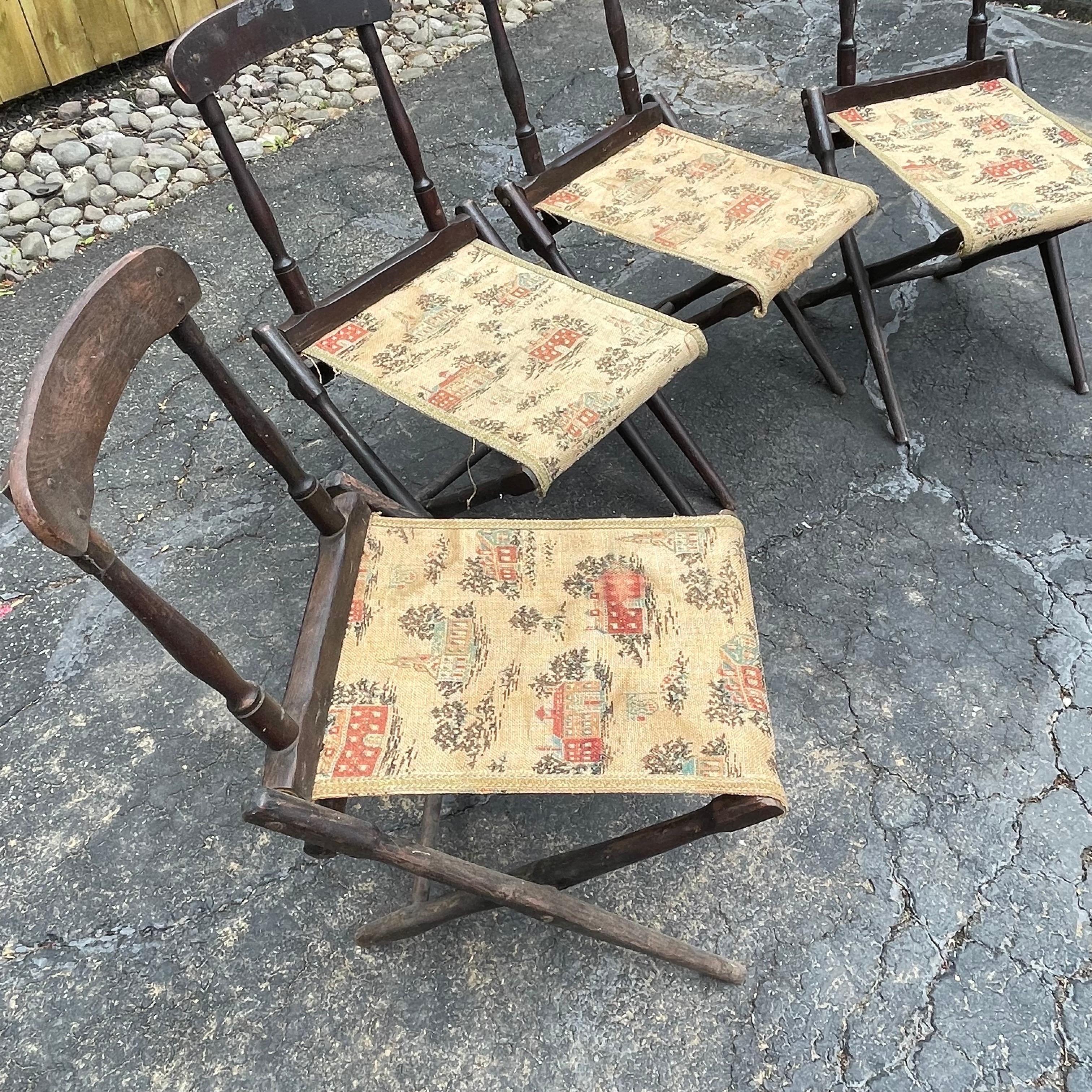 Tissu Ensemble de quatre tabourets pliants rustiques de style américain avec sièges brodés, début du C.C. en vente