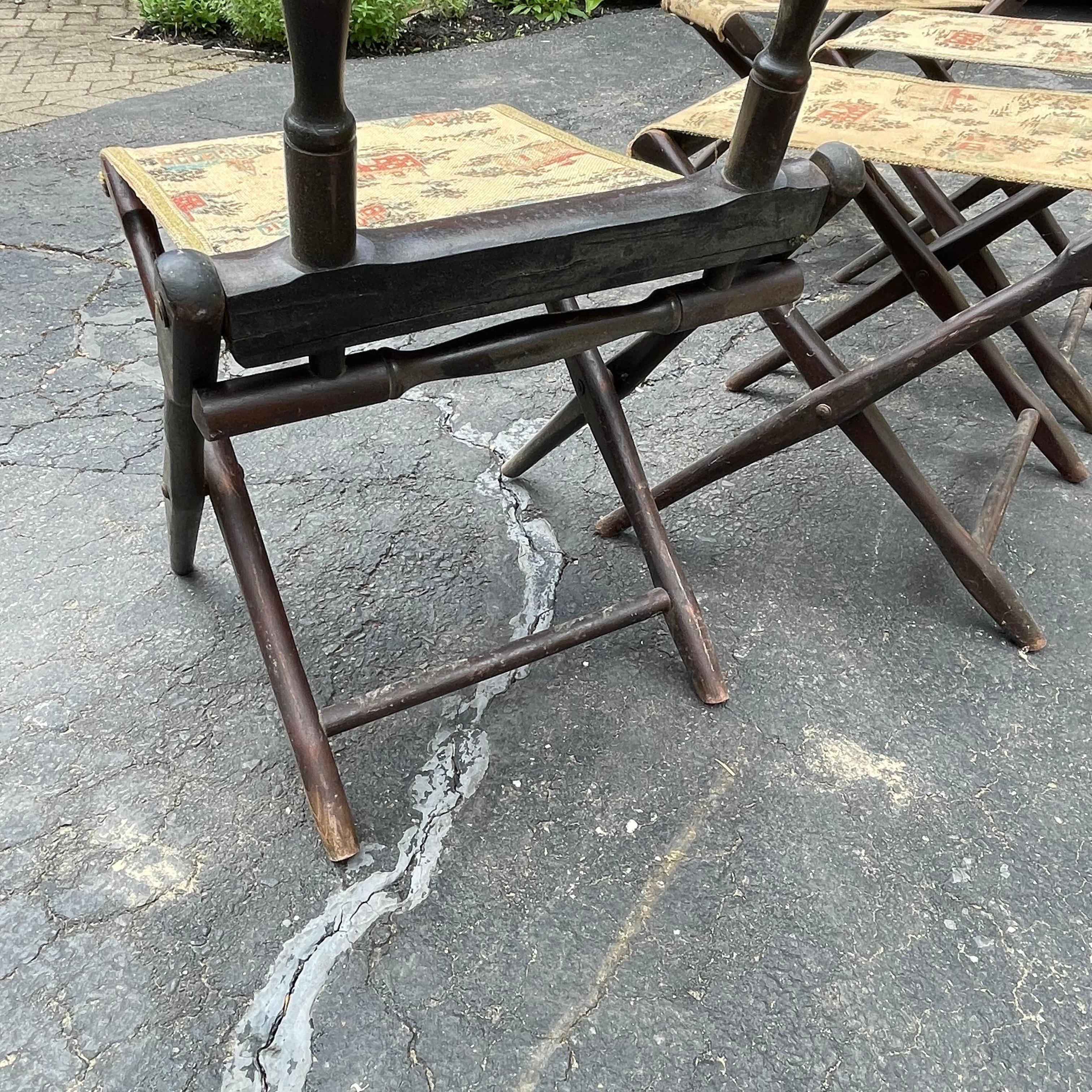 Ensemble de quatre tabourets pliants rustiques de style américain avec sièges brodés, début du C.C. en vente 1