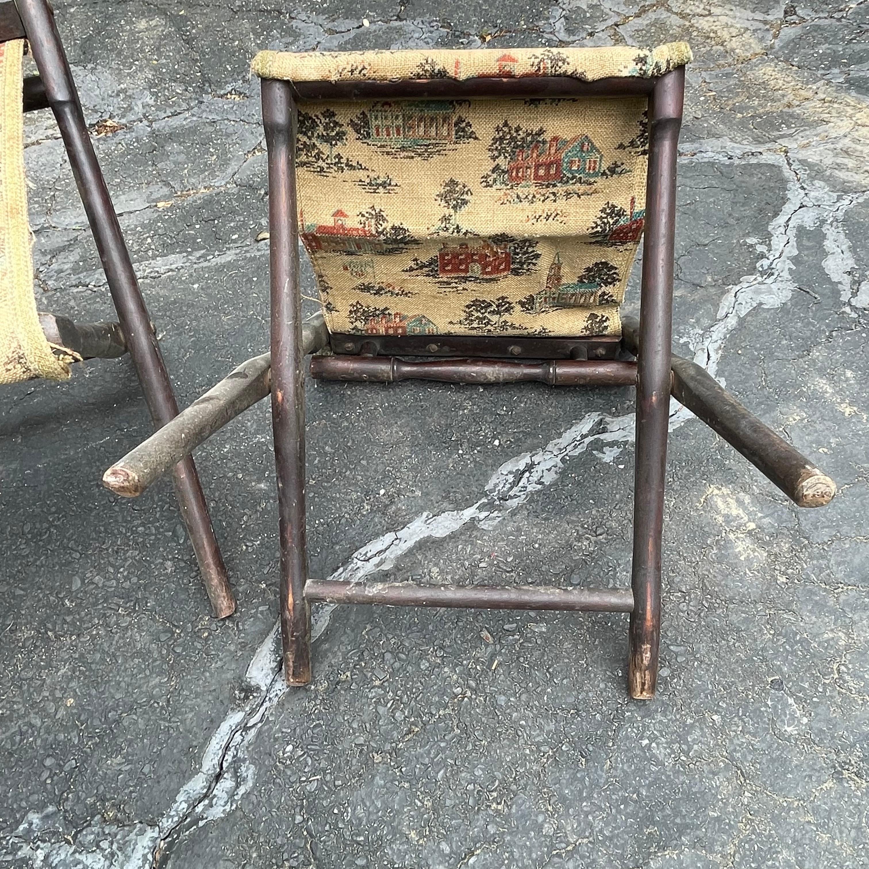 Ensemble de quatre tabourets pliants rustiques de style américain avec sièges brodés, début du C.C. en vente 2