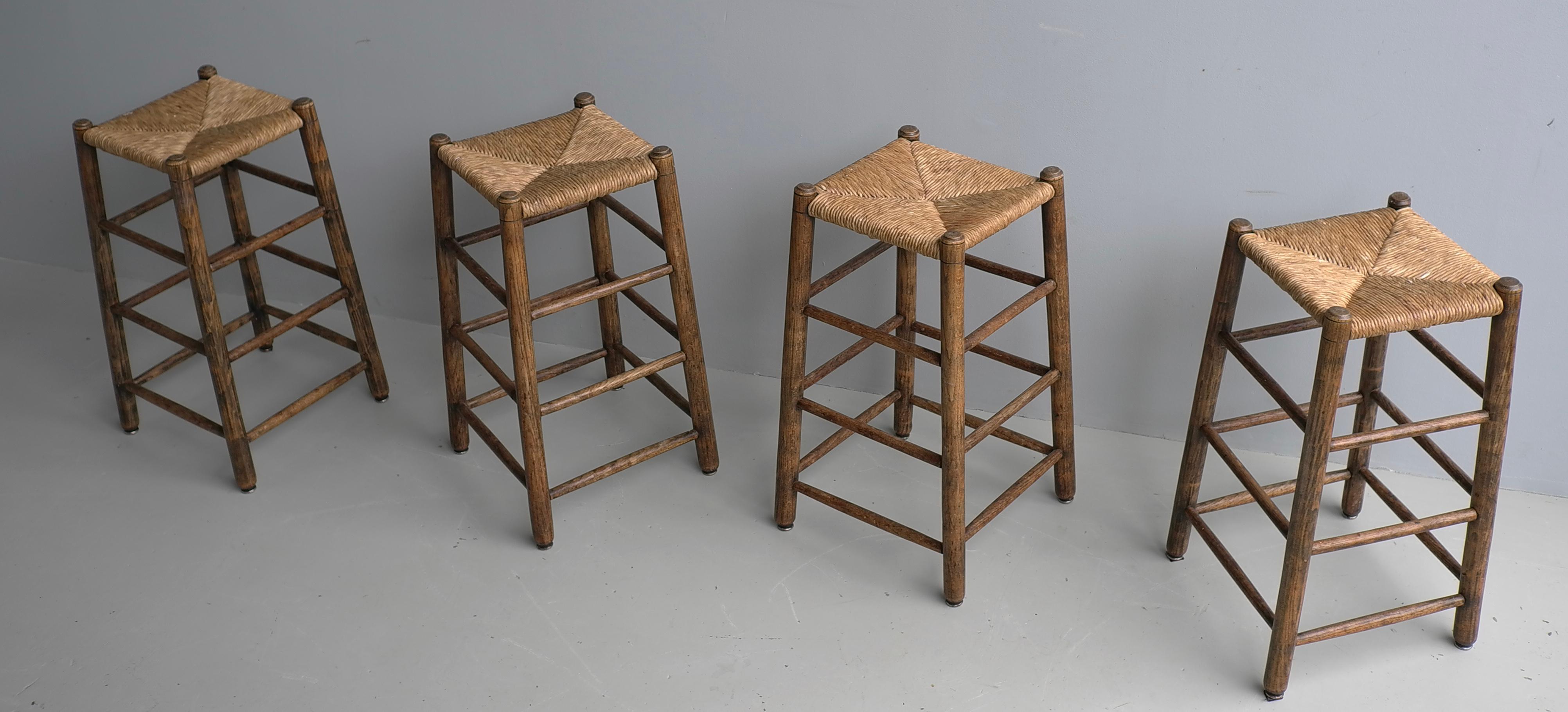 Set of Four Rustic French Mid-Century Modern Counter Bar Stools in Solid Oak In Good Condition For Sale In Den Haag, NL