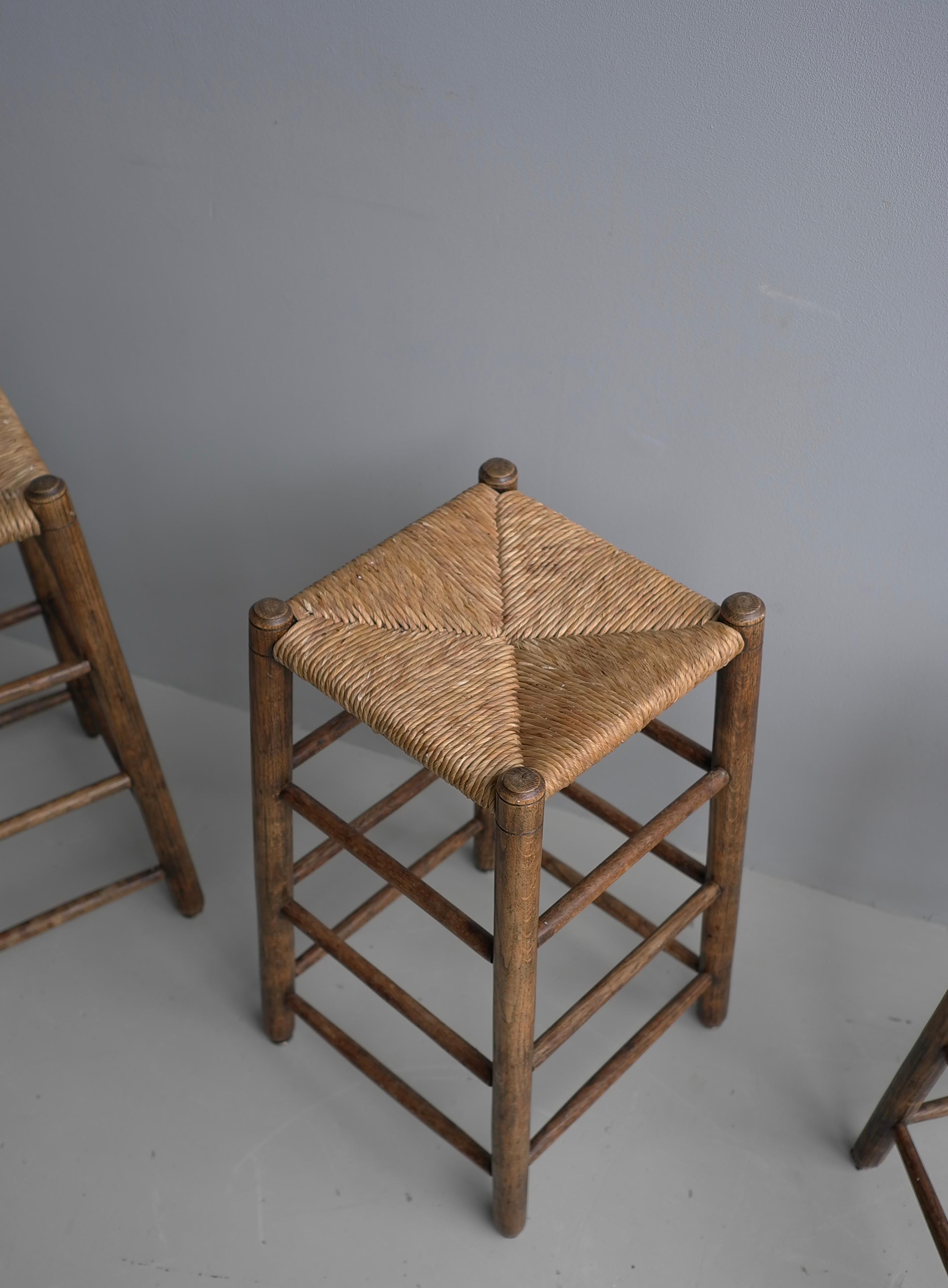 Rush Set of Four Rustic French Mid-Century Modern Counter Bar Stools in Solid Oak For Sale