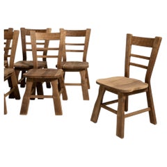Lot de quatre chaises de salle à manger de style provençal rustique, chêne vieilli