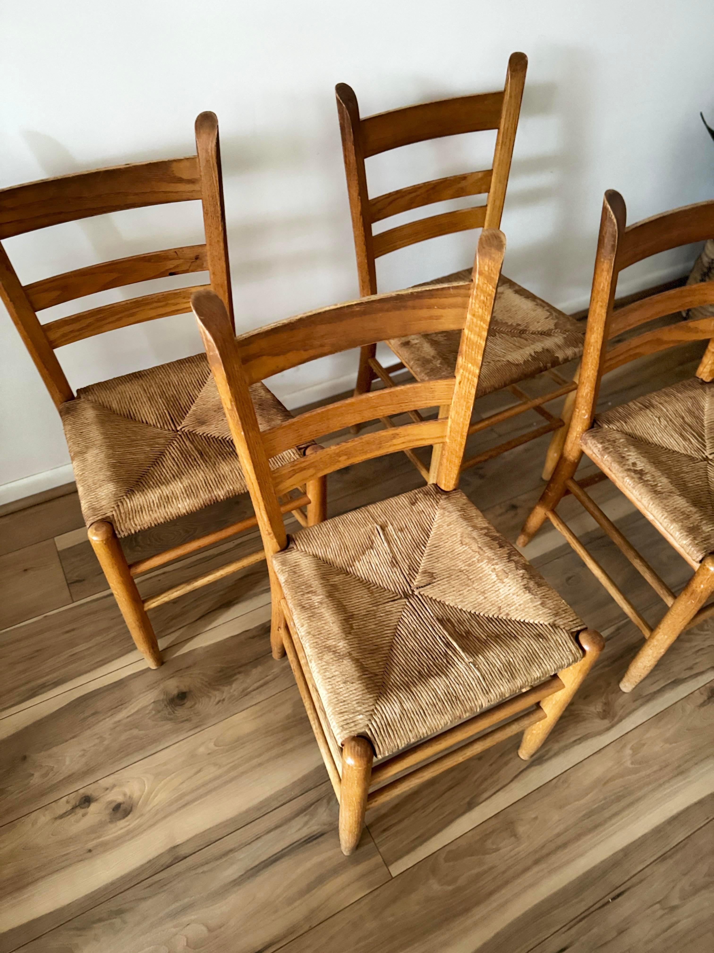 Set of Four Rustic Vintage Oak and Rush Seat Dining Chairs With Ladder Backs  In Good Condition In Elkton, MD