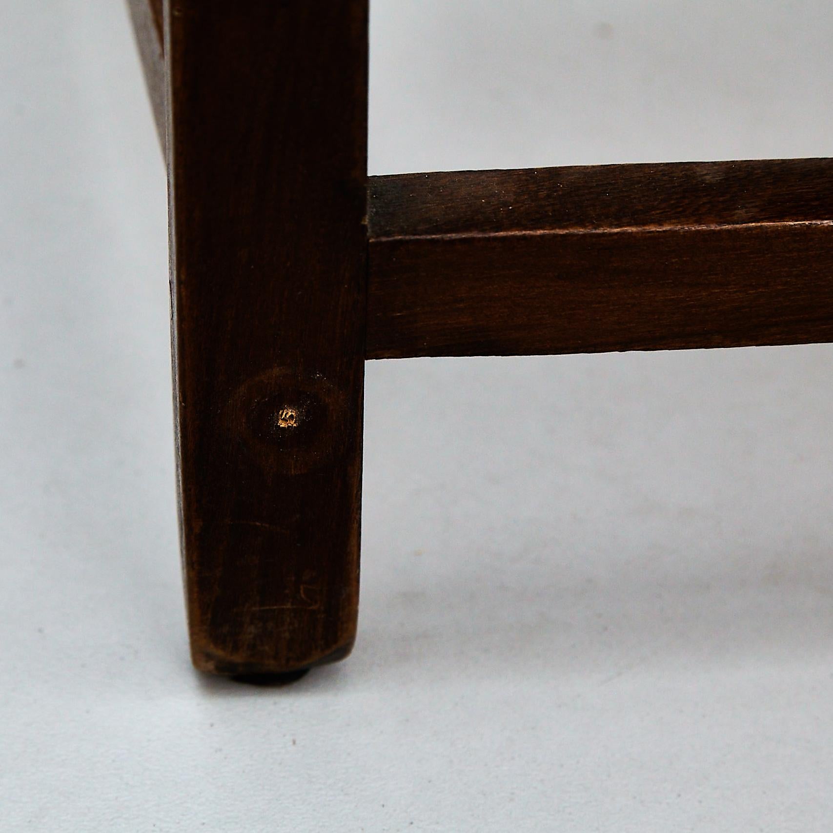Satz von vier rustikalen französischen Stühlen aus Holz, um 1950 3