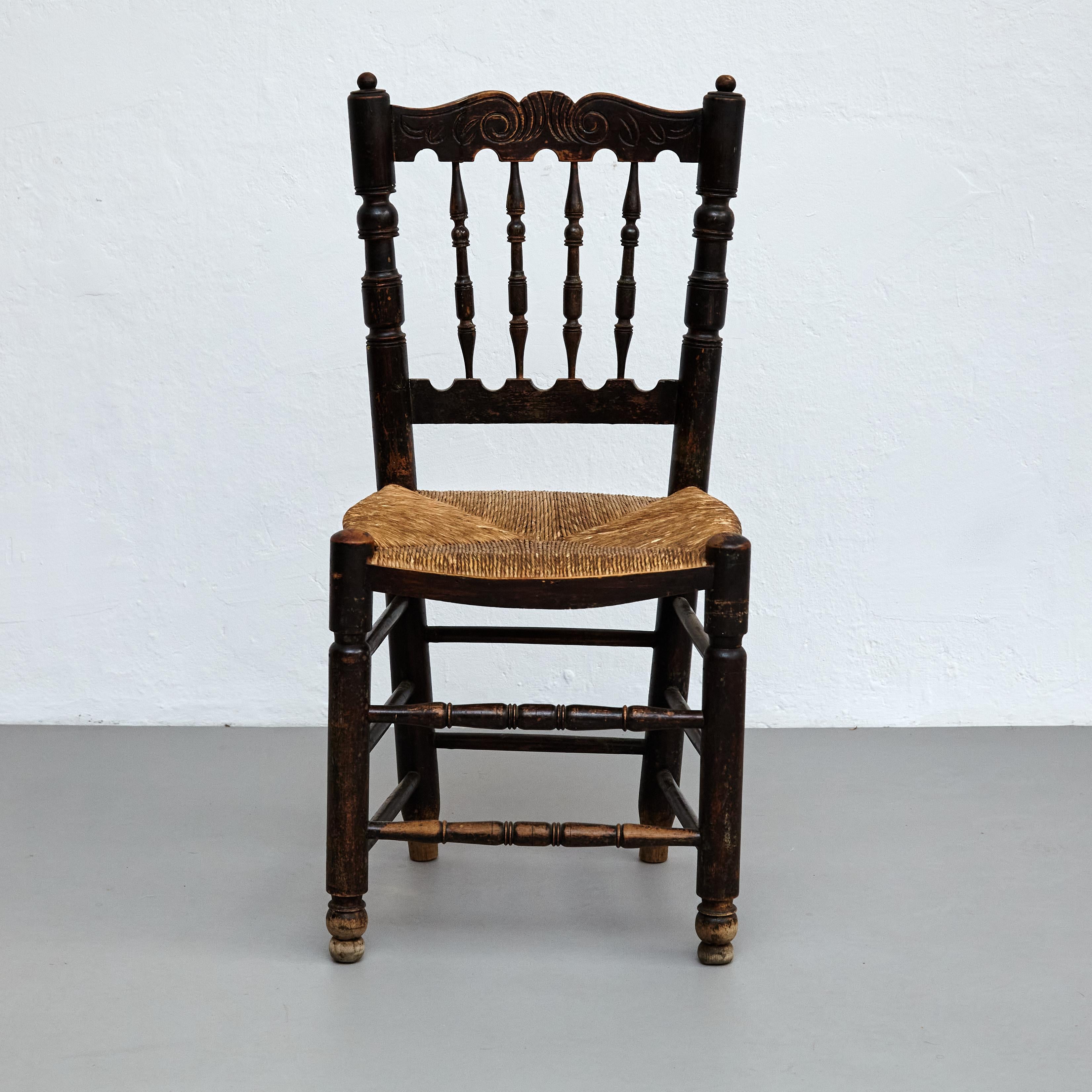 Satz von vier rustikalen französischen Stühlen aus Holz, um 1950 4