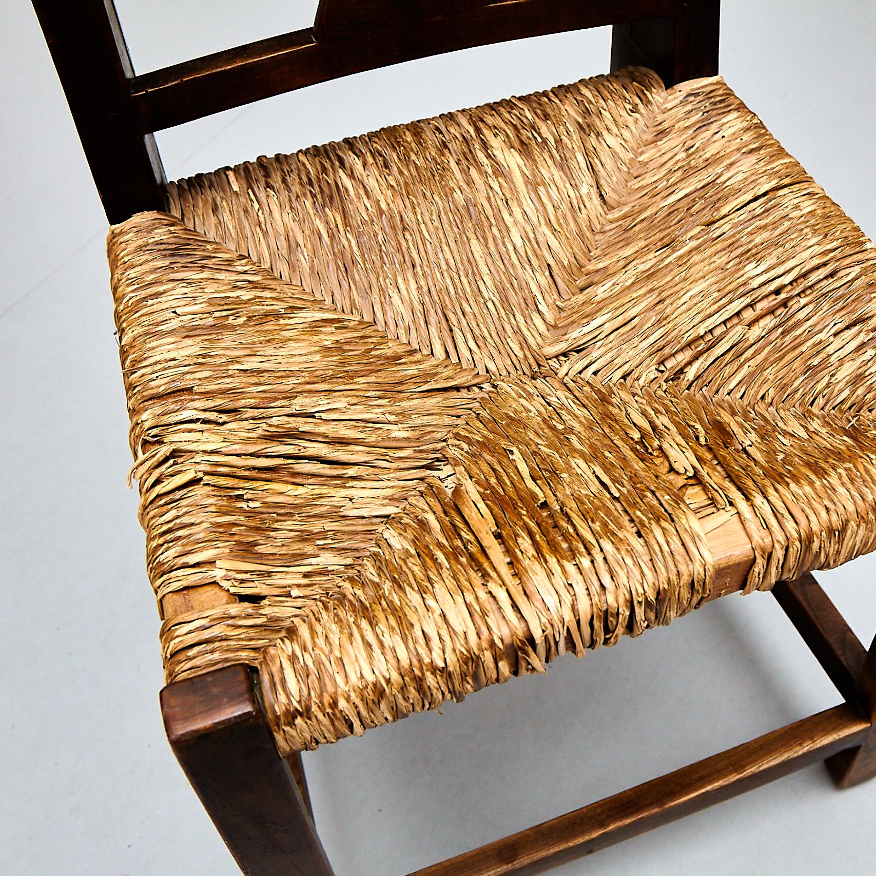 Satz von vier rustikalen französischen Stühlen aus Holz, um 1950 5