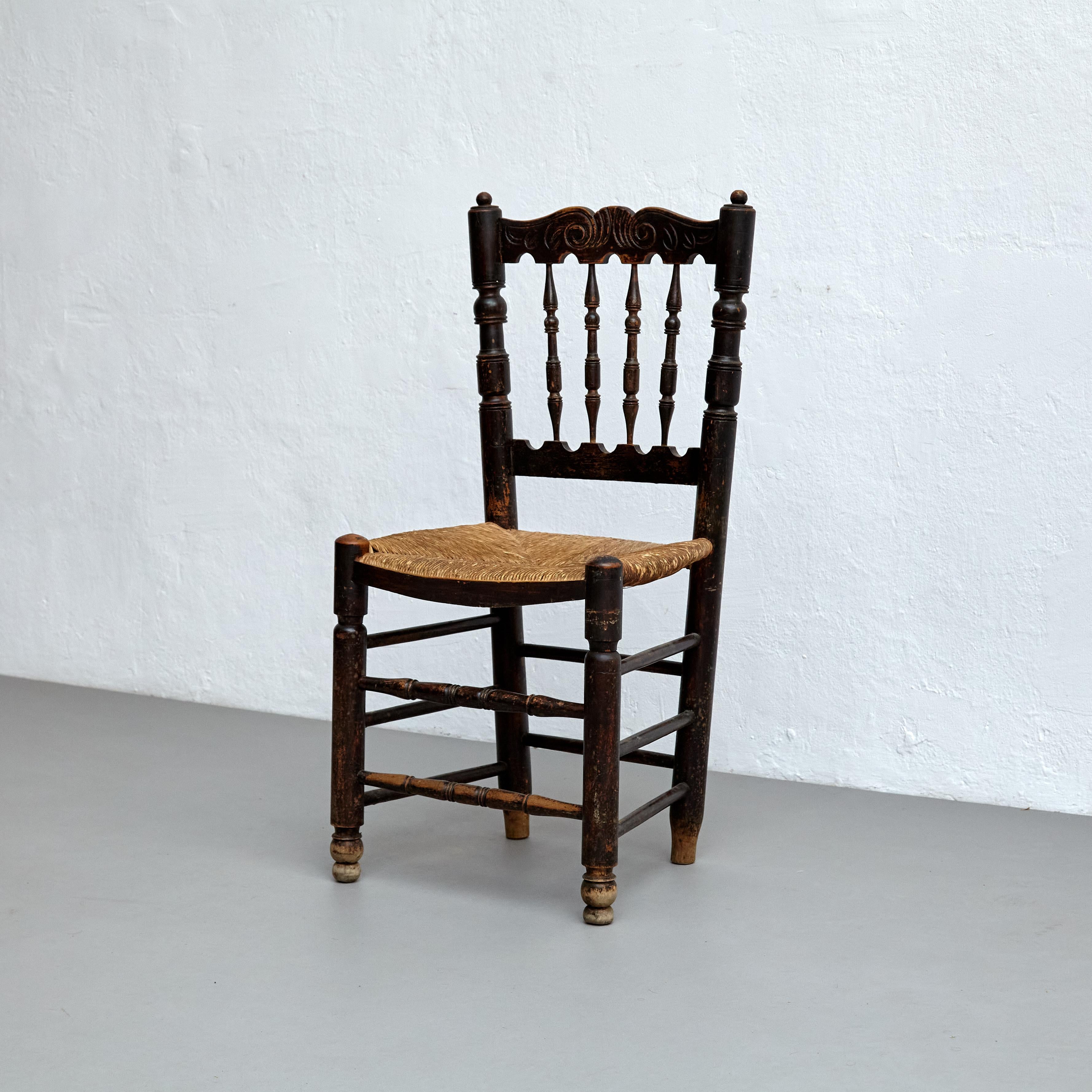 Satz von vier rustikalen französischen Stühlen aus Holz, um 1950 5