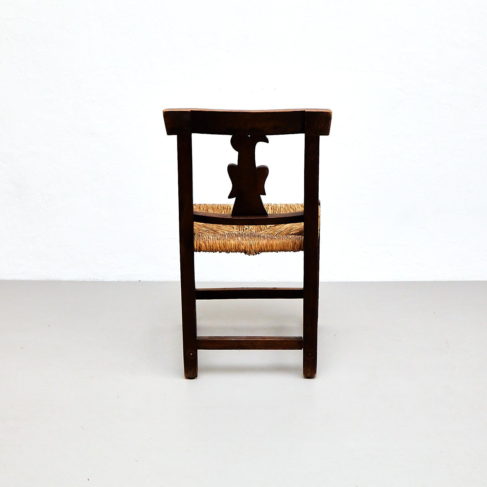 Satz von vier rustikalen französischen Stühlen aus Holz, um 1950 7
