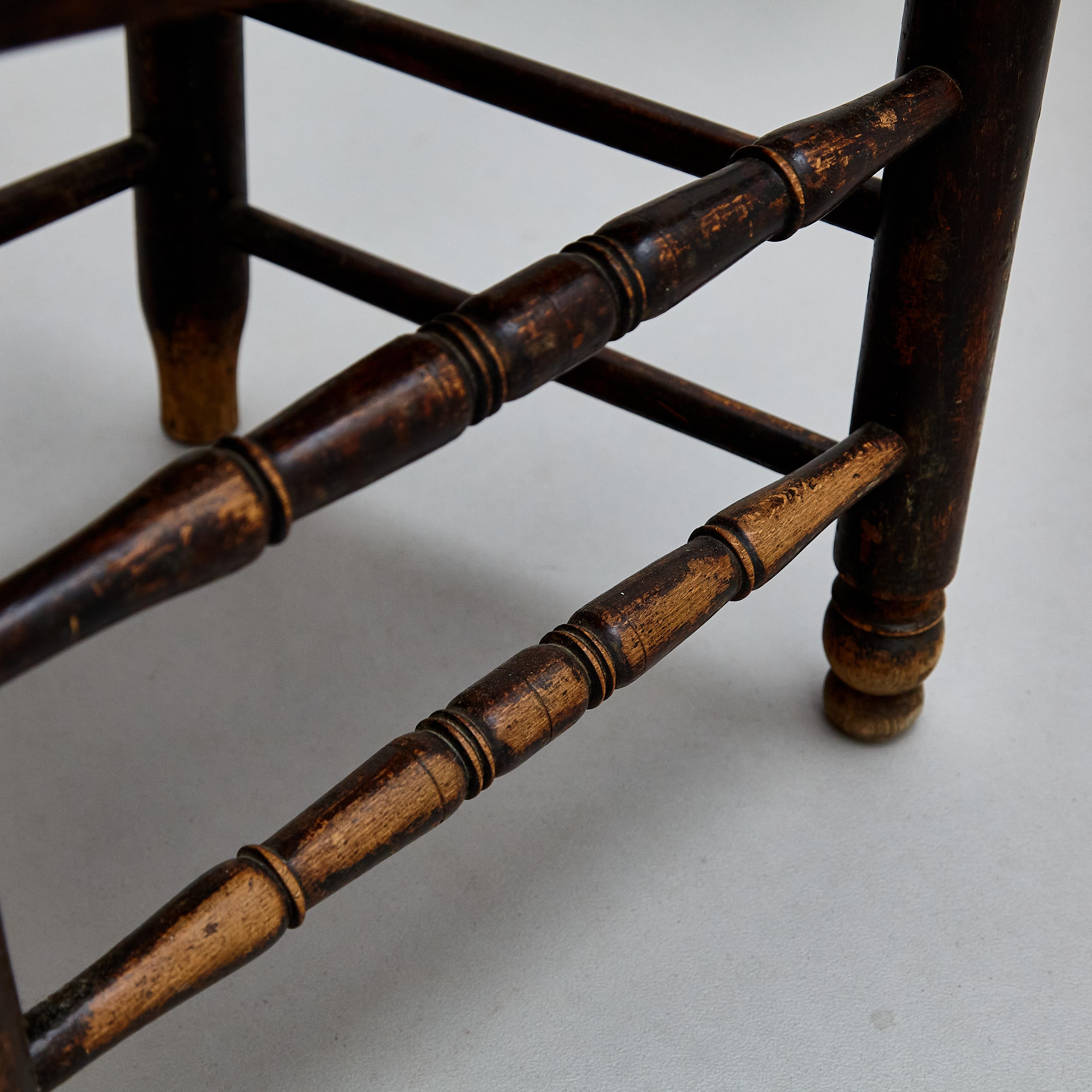 Satz von vier rustikalen französischen Stühlen aus Holz, um 1950 7