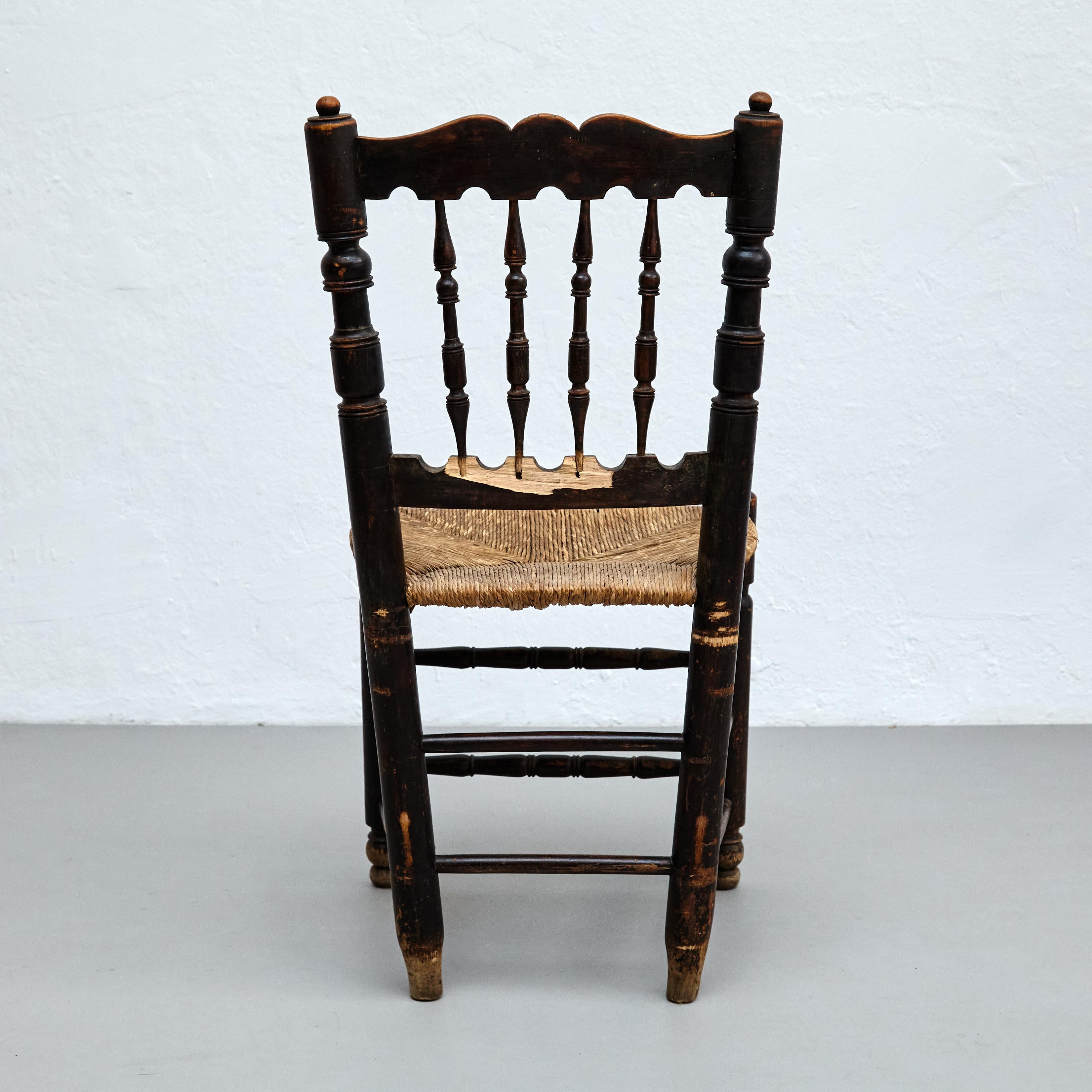 Satz von vier rustikalen französischen Stühlen aus Holz, um 1950 9