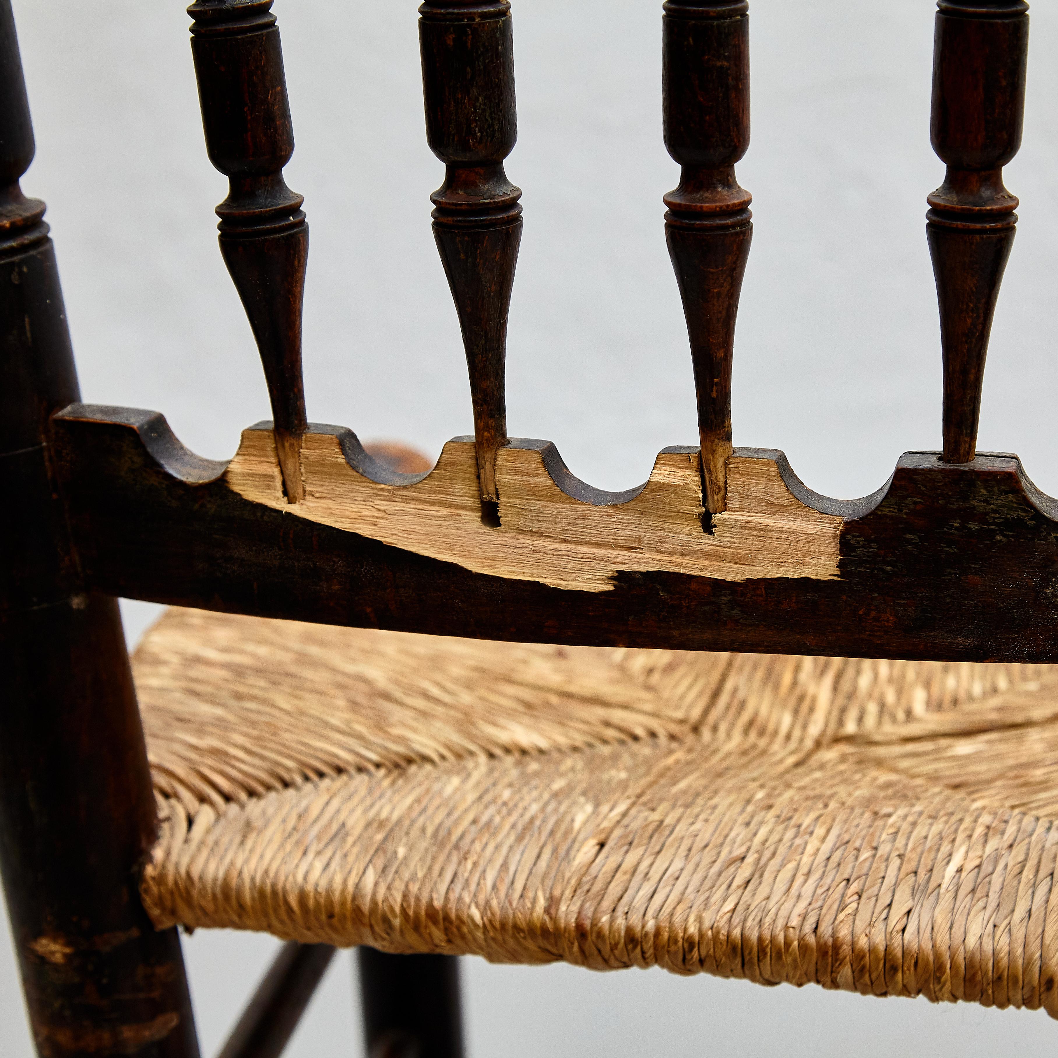 Satz von vier rustikalen französischen Stühlen aus Holz, um 1950 10