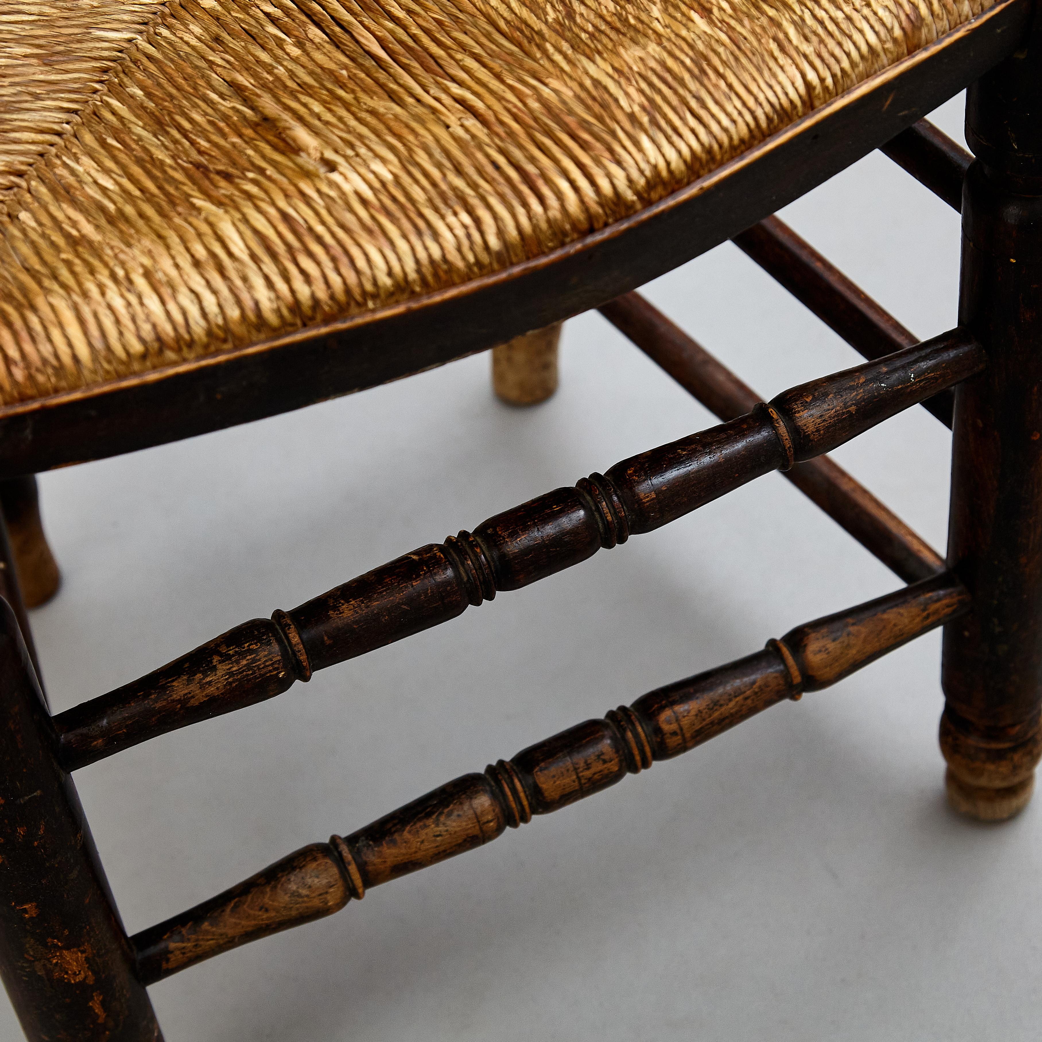 Satz von vier rustikalen französischen Stühlen aus Holz, um 1950 11