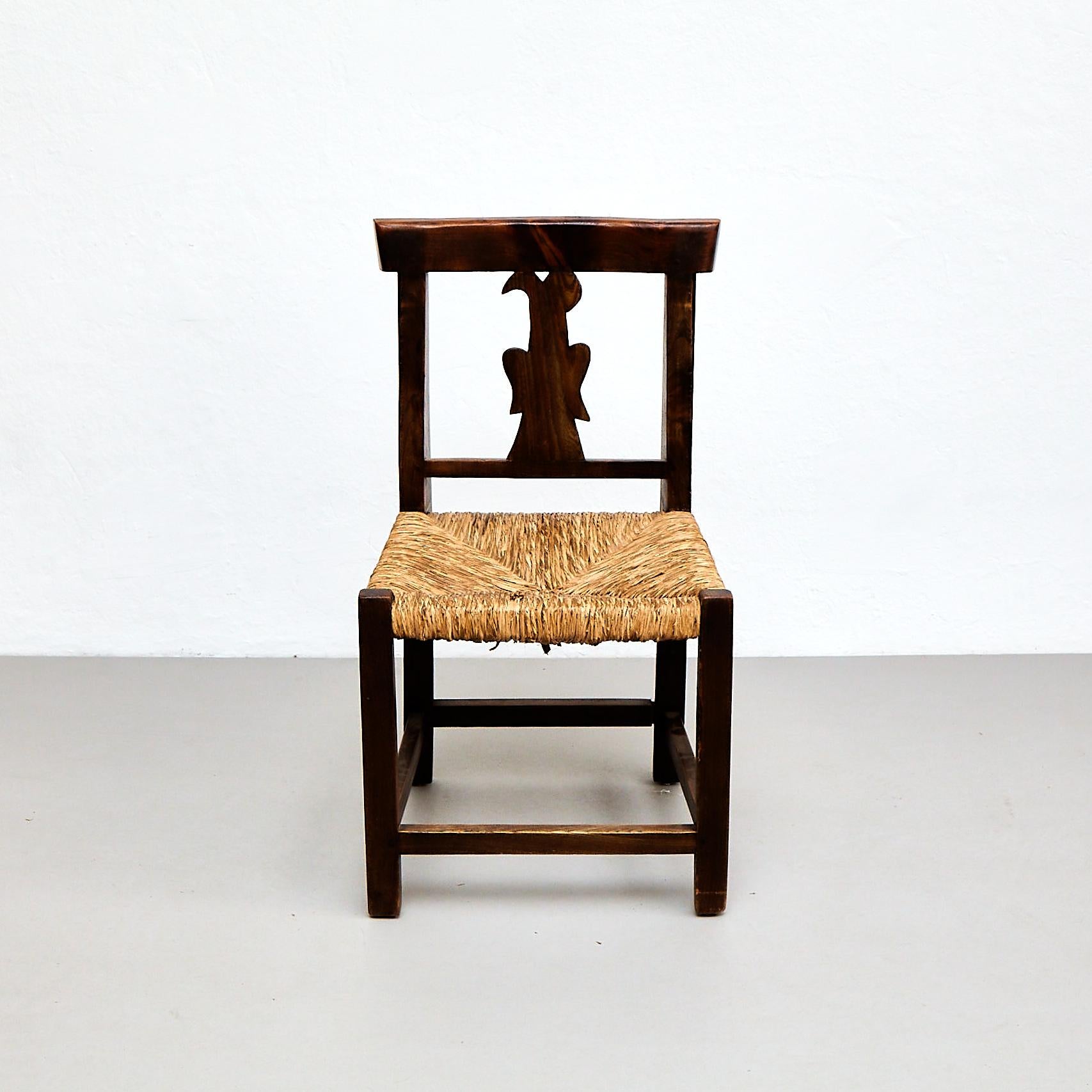 Dieses charmante Set aus vier rustikalen französischen Holzstühlen stammt aus der Zeit um 1950 und zeugt von der zeitlosen Eleganz des französischen Designs. Die Stühle sind aus hochwertigem Holz und Rattan gefertigt und befinden sich in ihrem
