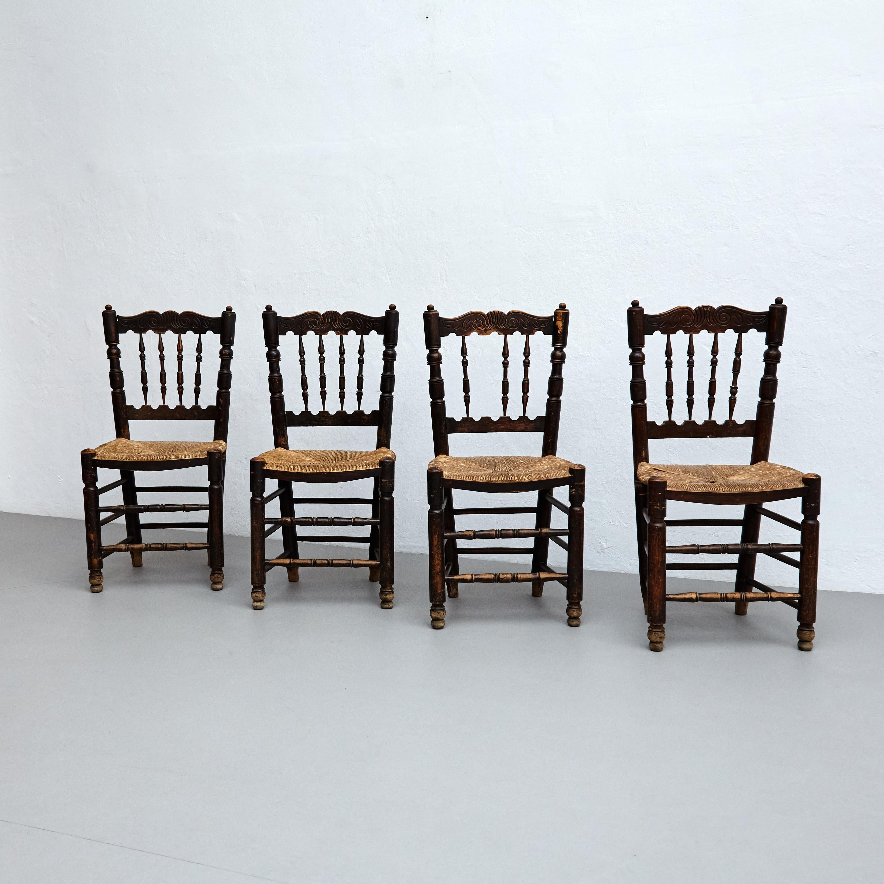 Satz von vier rustikalen französischen Holzstühlen.

Hergestellt in Frankreich, um 1950.

In ursprünglichem Zustand mit geringen Gebrauchsspuren, die dem Alter und dem Gebrauch entsprechen, wobei eine schöne Patina erhalten bleibt.

MATERIALIEN:
