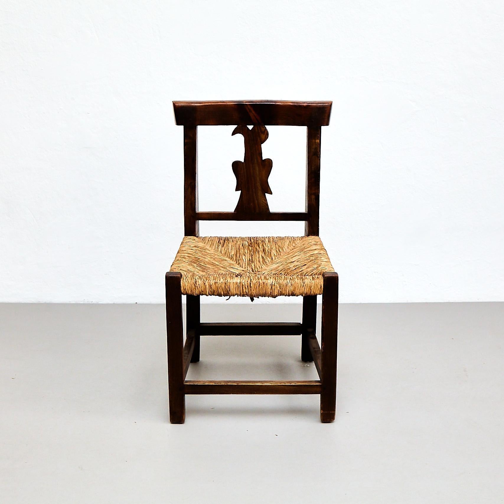 Questo affascinante set di quattro sedie francesi in legno rustico risale al 1950 circa e mette in mostra l'eleganza senza tempo del design francese. Le sedie sono realizzate in legno e rattan di alta qualità e si trovano nelle loro condizioni
